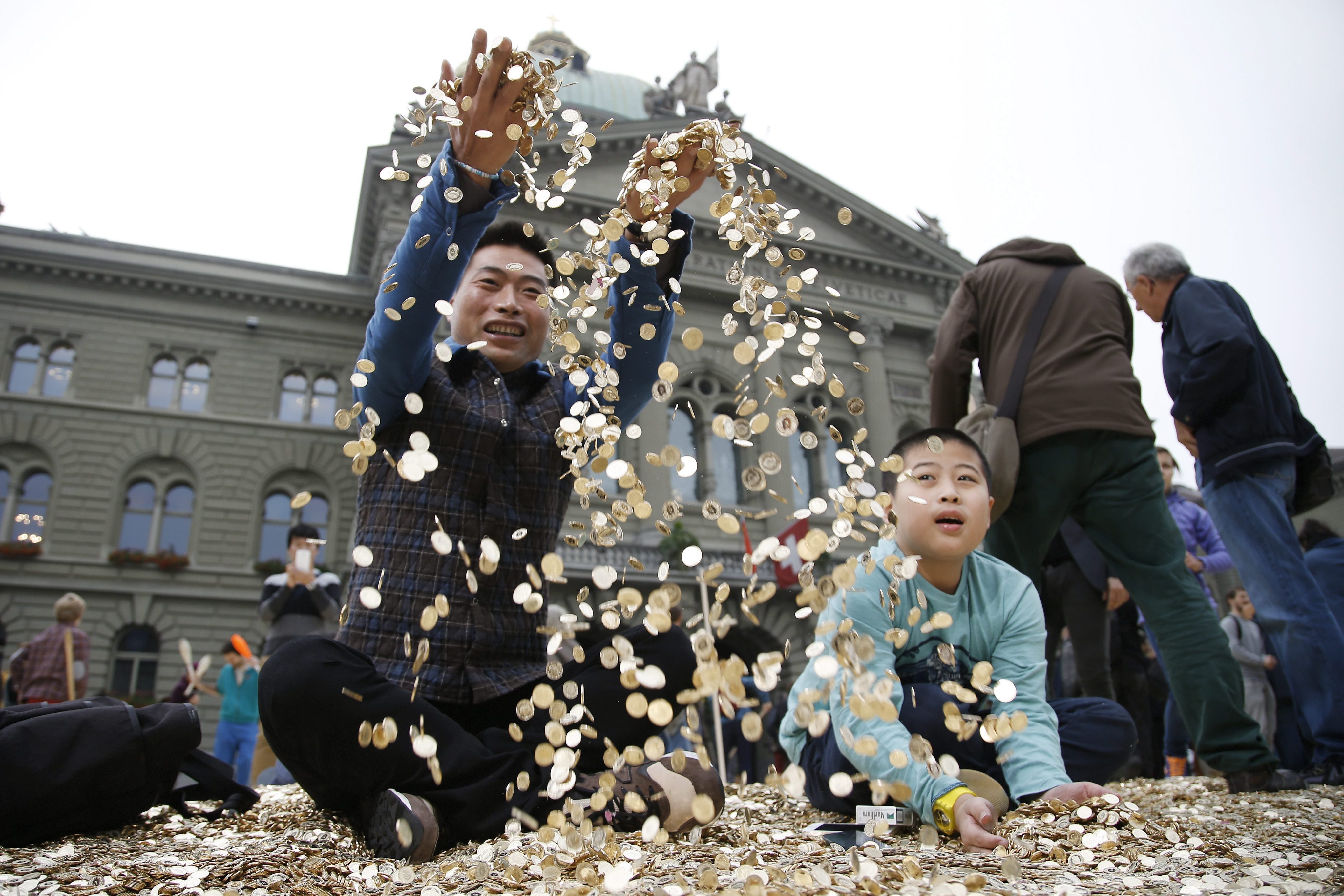 Швейцария гласува за $2800 минимален доход
