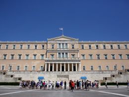 Гърция смята, че ще излезе от кризата през 2014