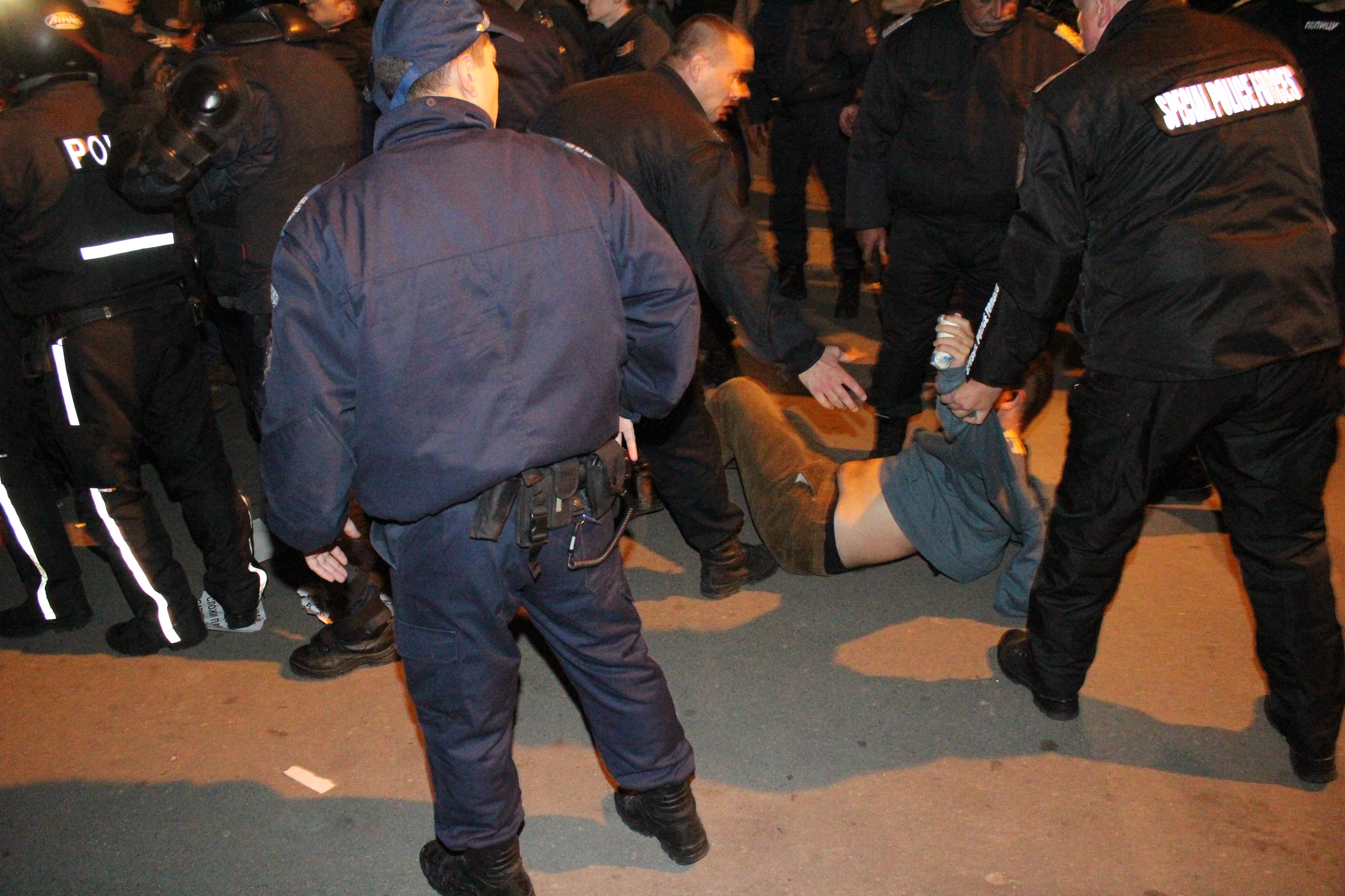 Някои демонстранти оказваха съпротива на полицаите