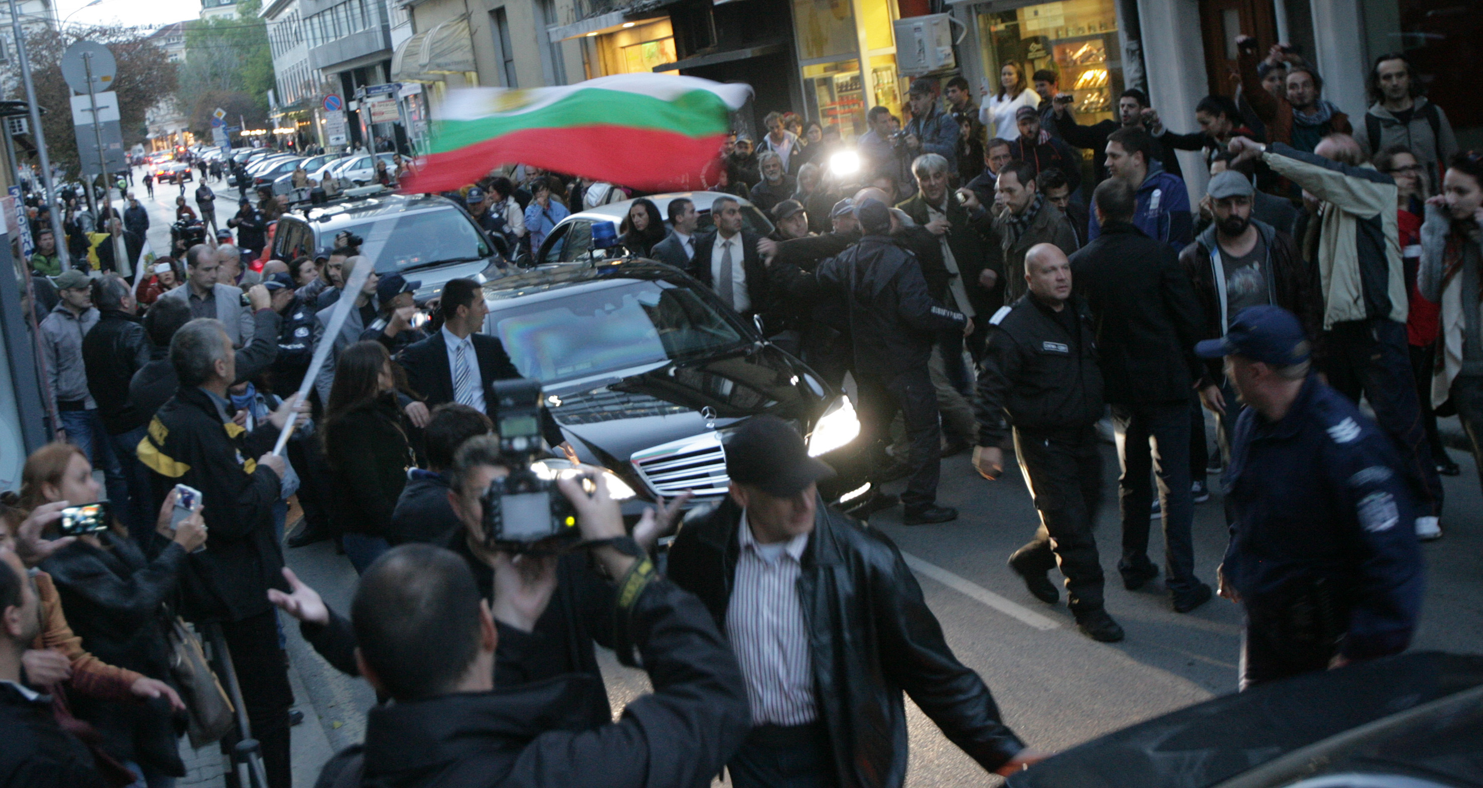 Протестиращи блокираха Орешарски след откриване на изложба