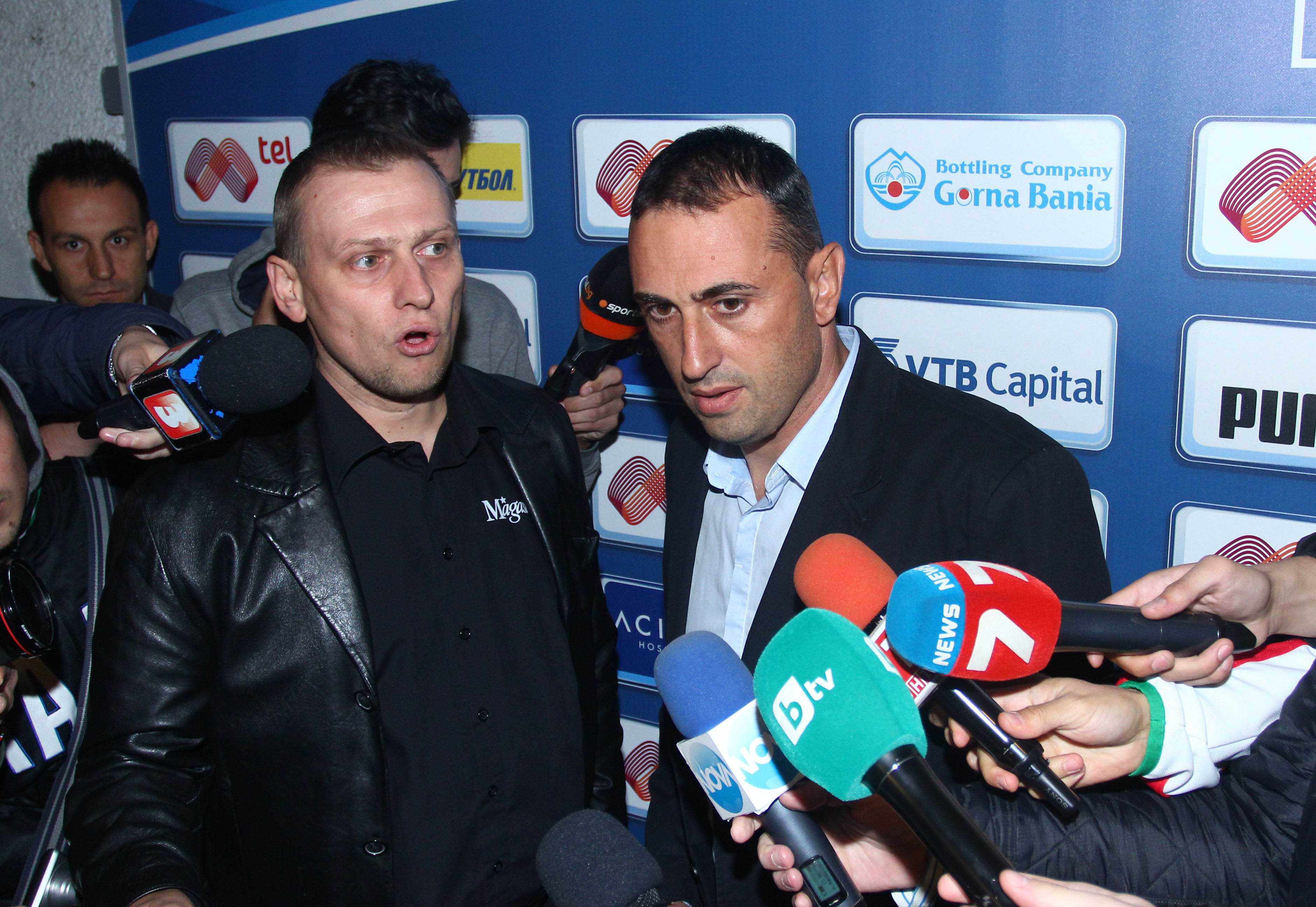 В Баку чакаха Петев да пристигне снощи, заедно с помощниците му Валентин Великов и Душан Стевич