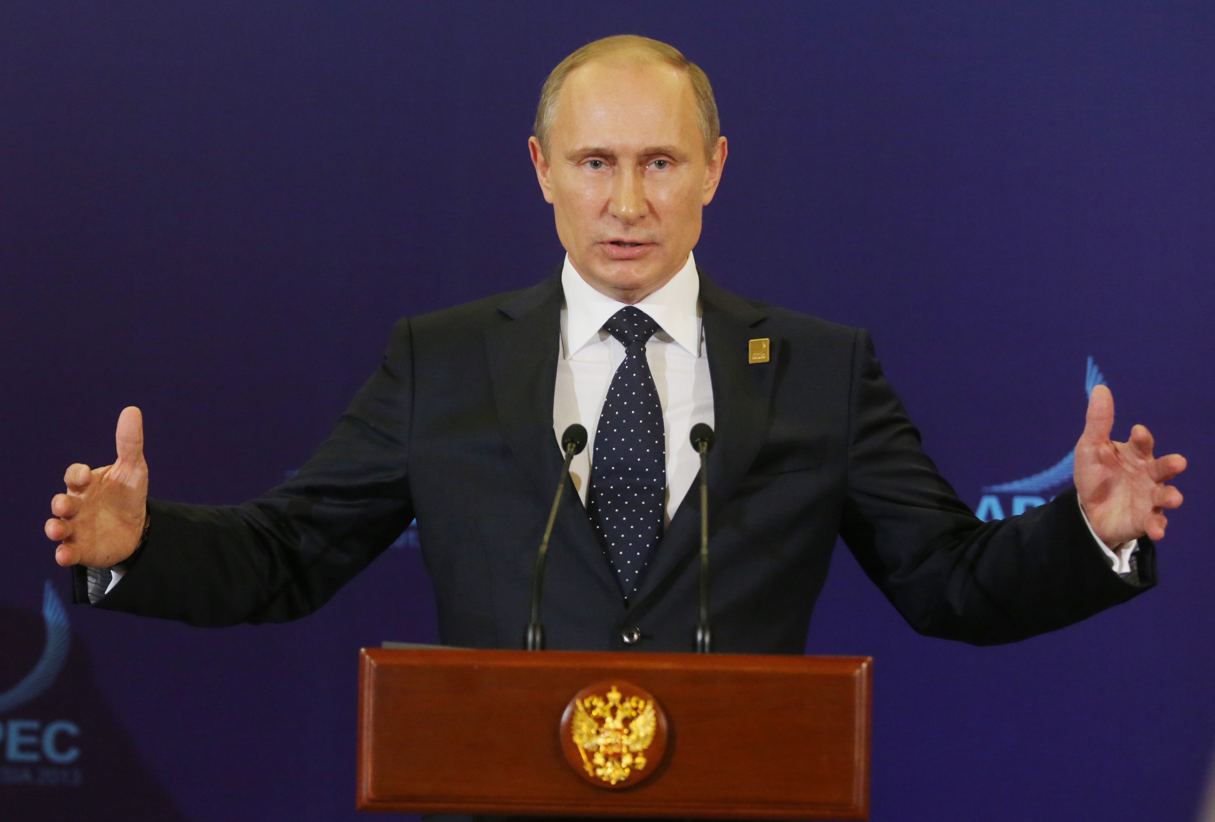 Путин показывает рукой