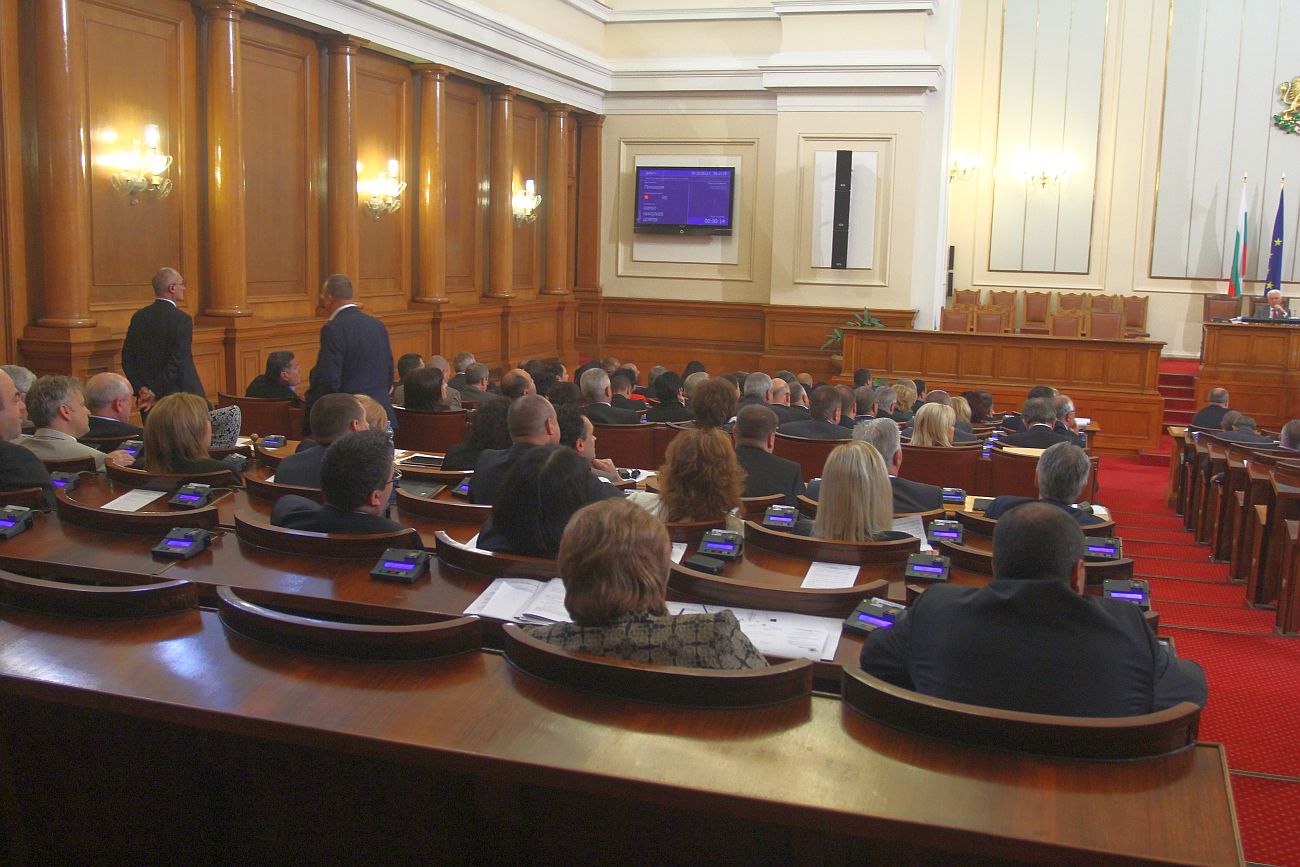 200 депутати в парламента, Пеевски го няма