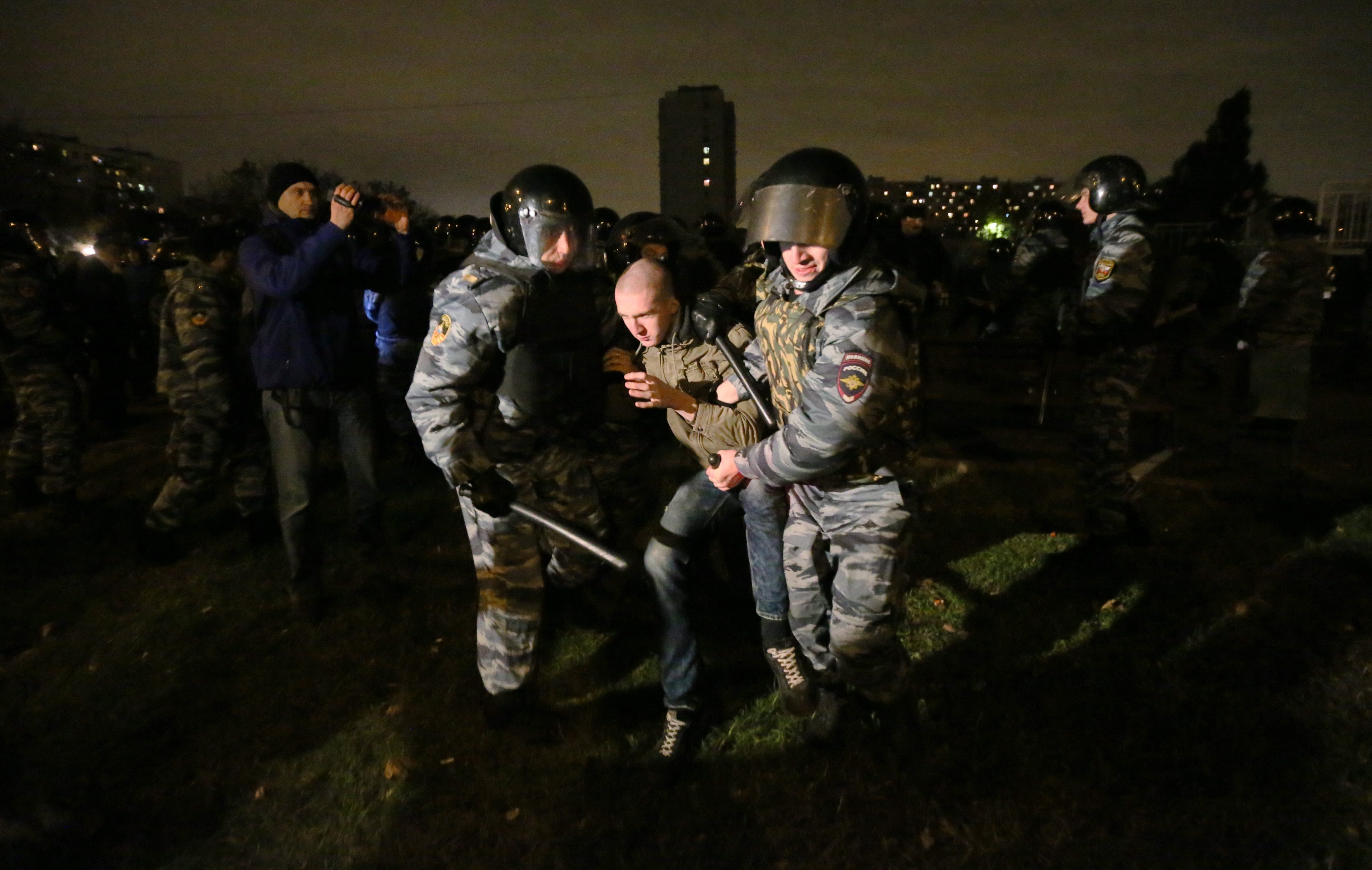 Сблъсъци в Москва между националисти и спецчасти след убийство на младеж