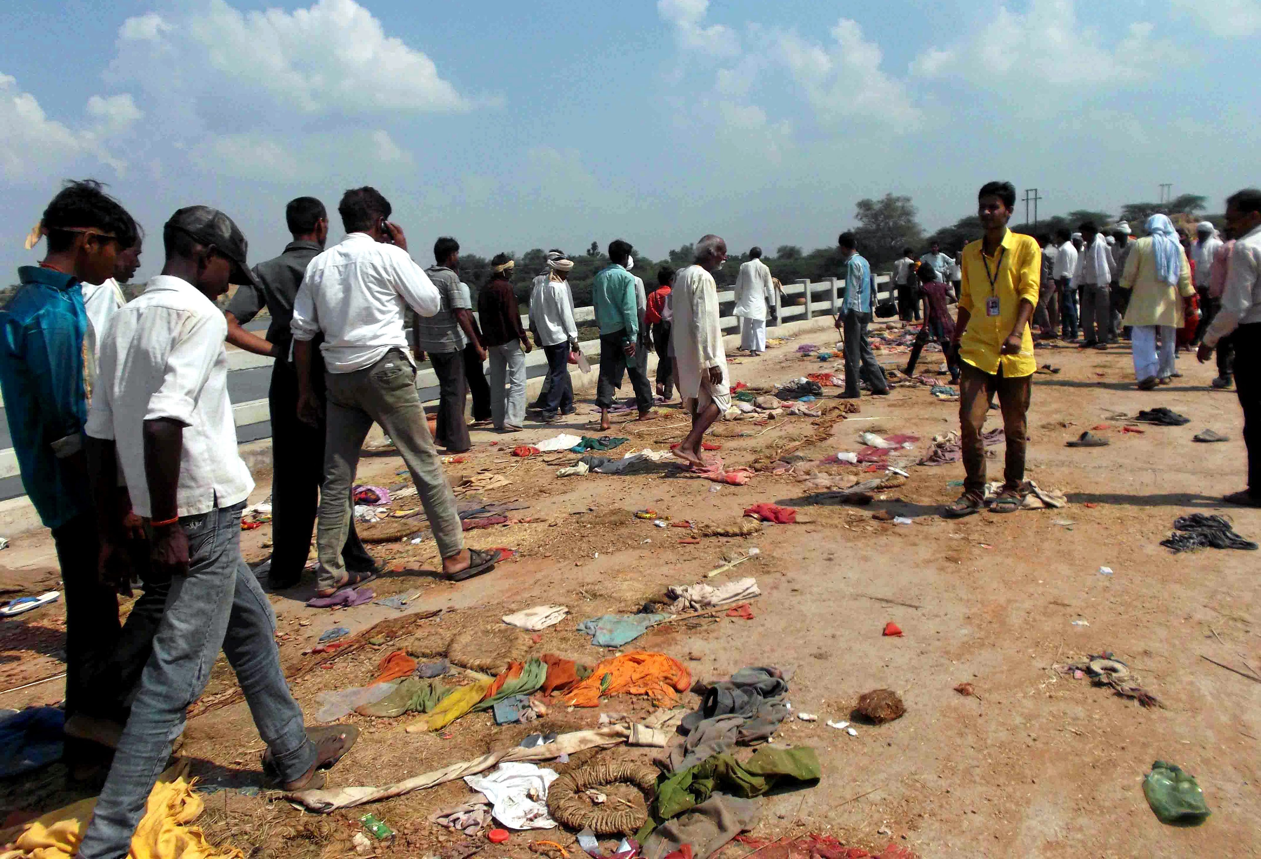 115 хиндуистки поклонници стъпкани до смърт, 33 от тях са деца