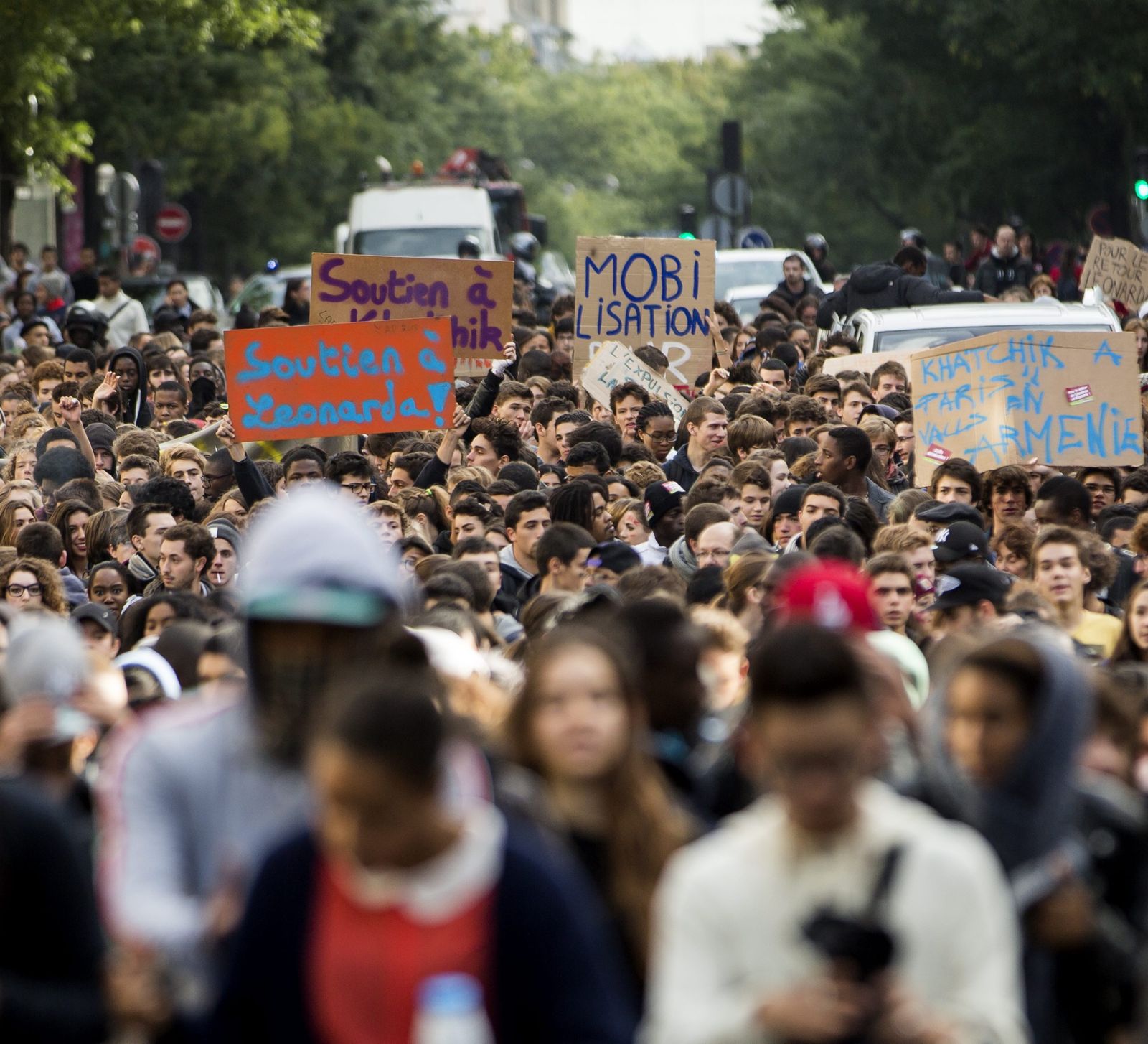 Стотици гимназисти протестираха по улиците на Париж