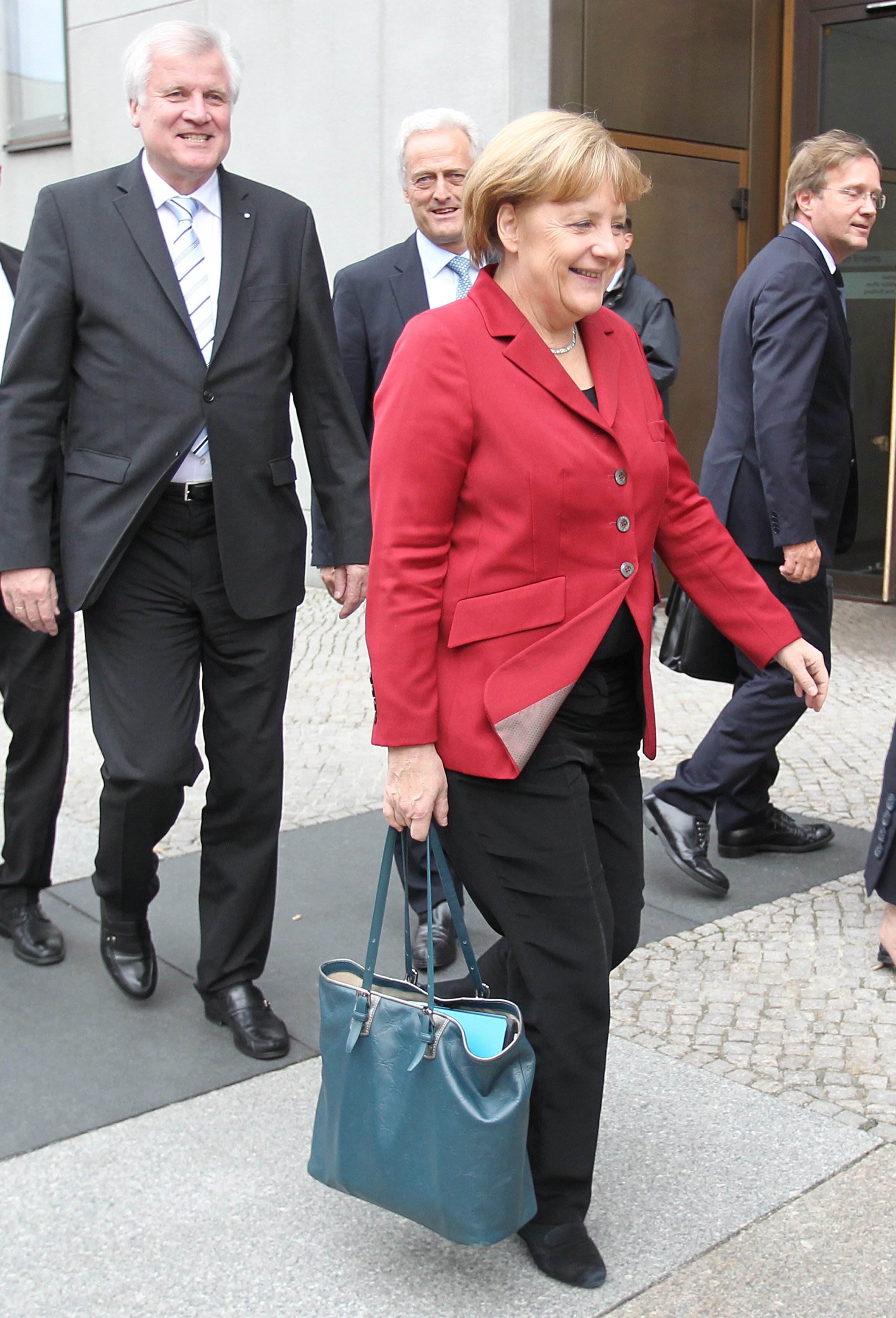 Ангела Меркел подава оставка за да състави ново правителство