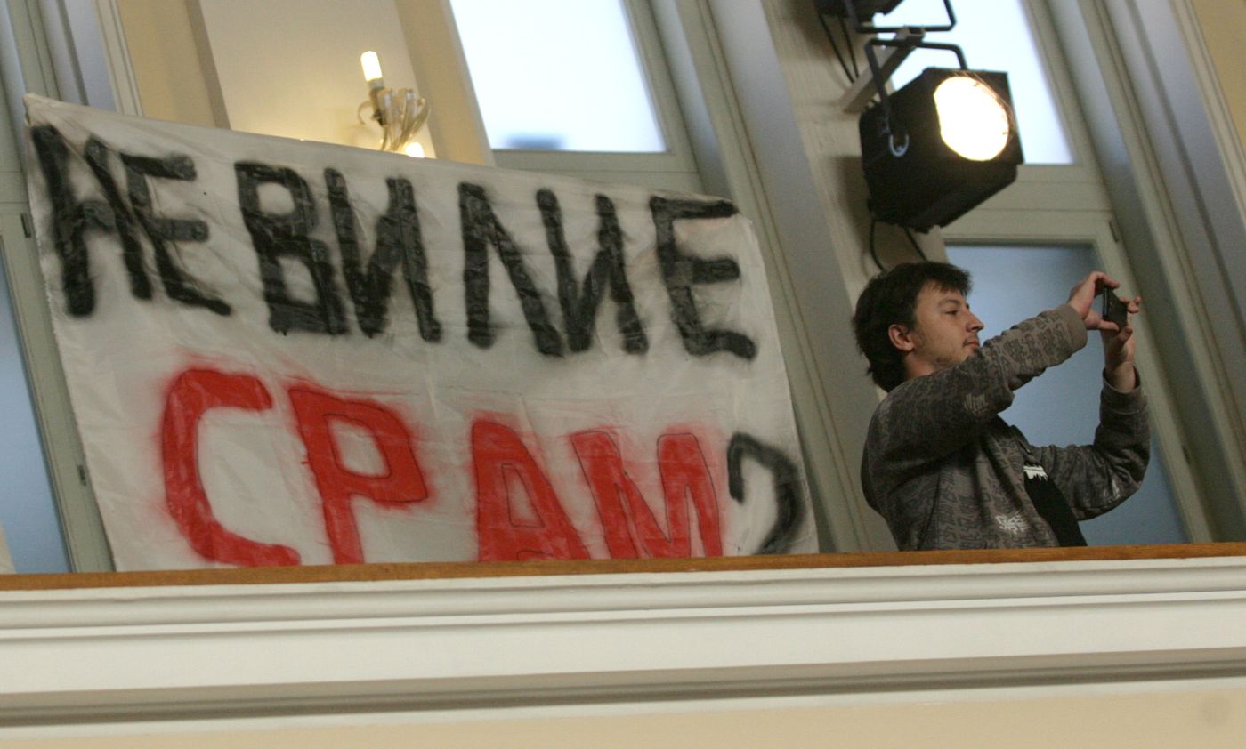 Студенти издигнаха плакат ” Не ви ли е срам? ” пред депутатите в парламента