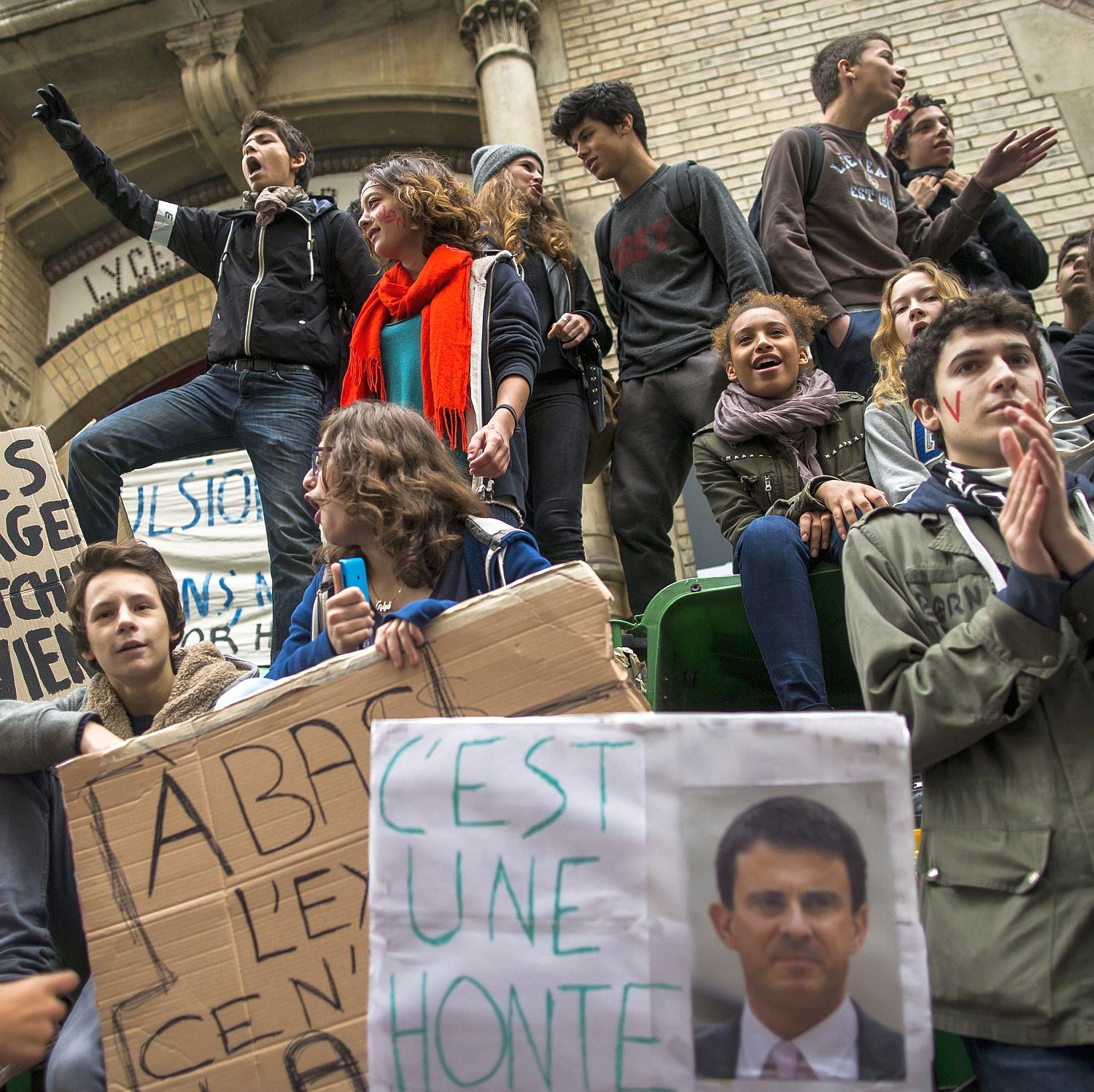 Продължават ученическите протести в Париж срещу експулсирането на ромка