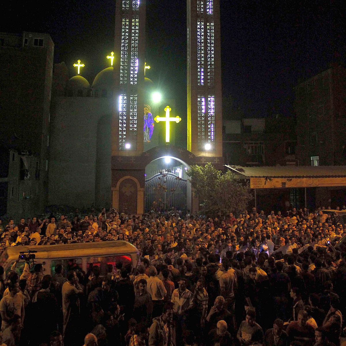 Четирима убити при стрелба по сватбари пред коптска църква в Кайро