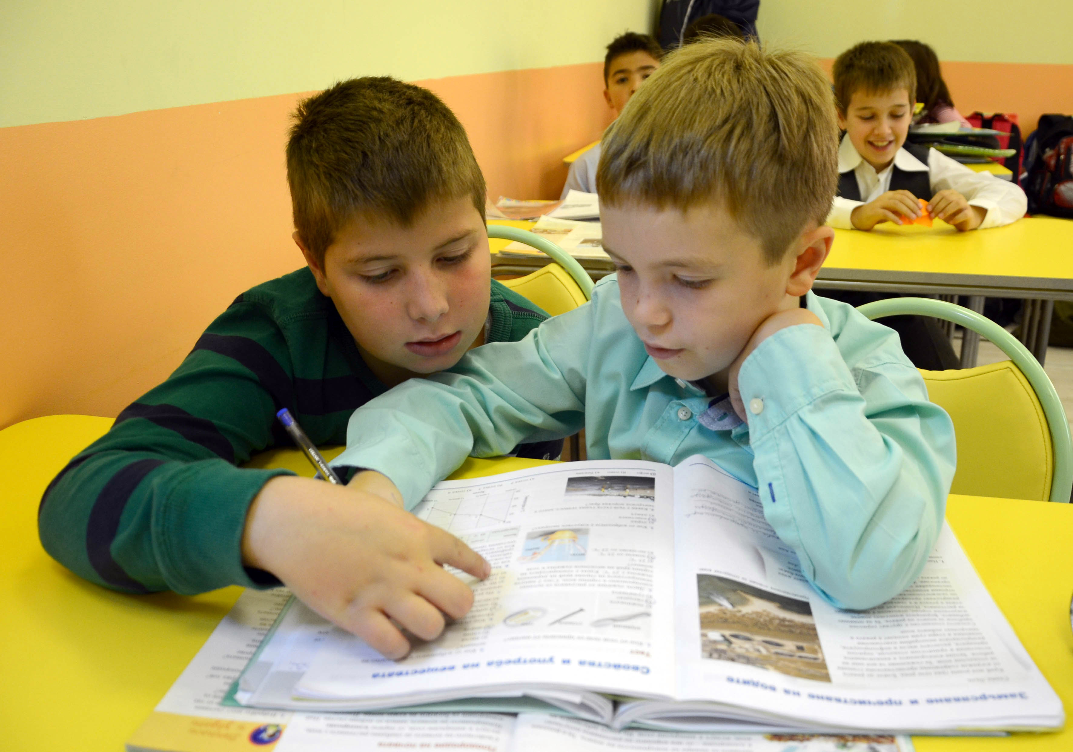 Клисарова: Ще се учи само по един учебник за предмет