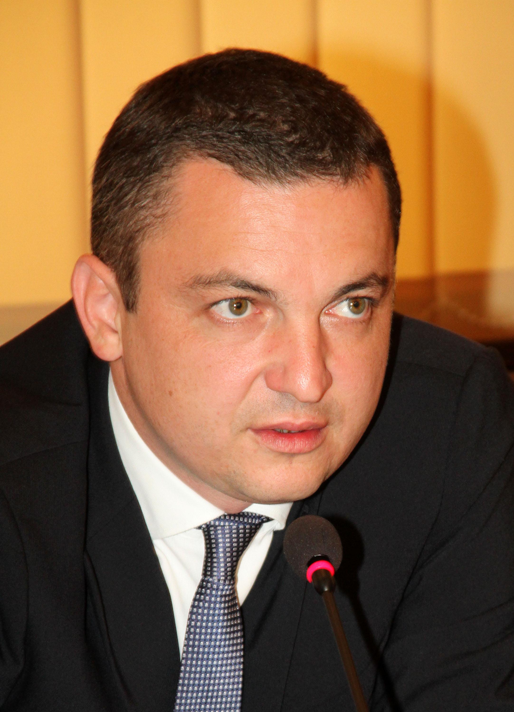 Пълно безхаберие на предишното управление на Кирил Йорданов е довело до критичната ситуация, твърди кметът Иван Портних