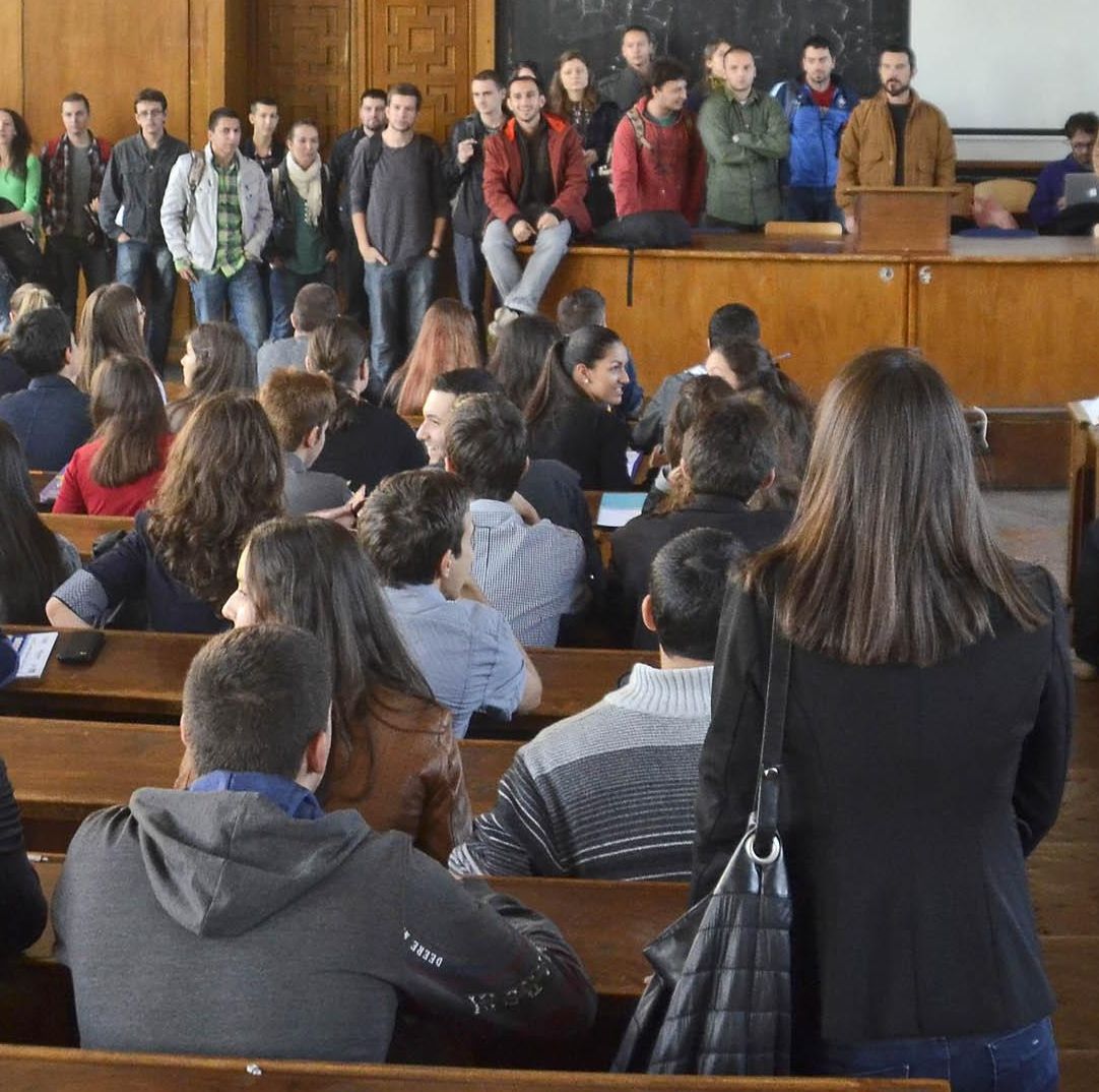 Студенти окупираха най-голямата аудитория на СУ, искат оставка на Пеевски