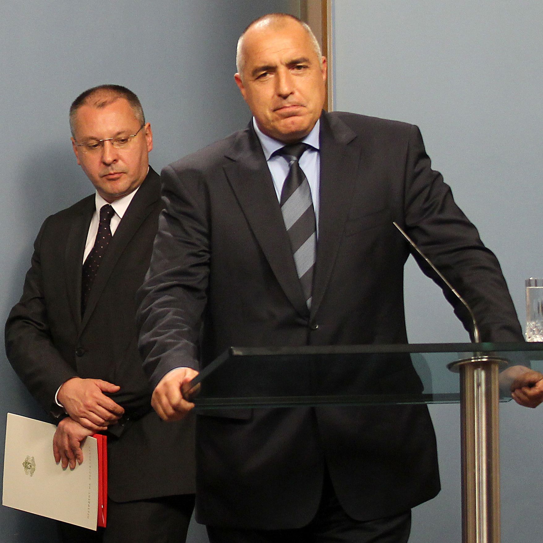 Борисов и Станишев обсъдили бежанския проблем в самолета за Брюксел