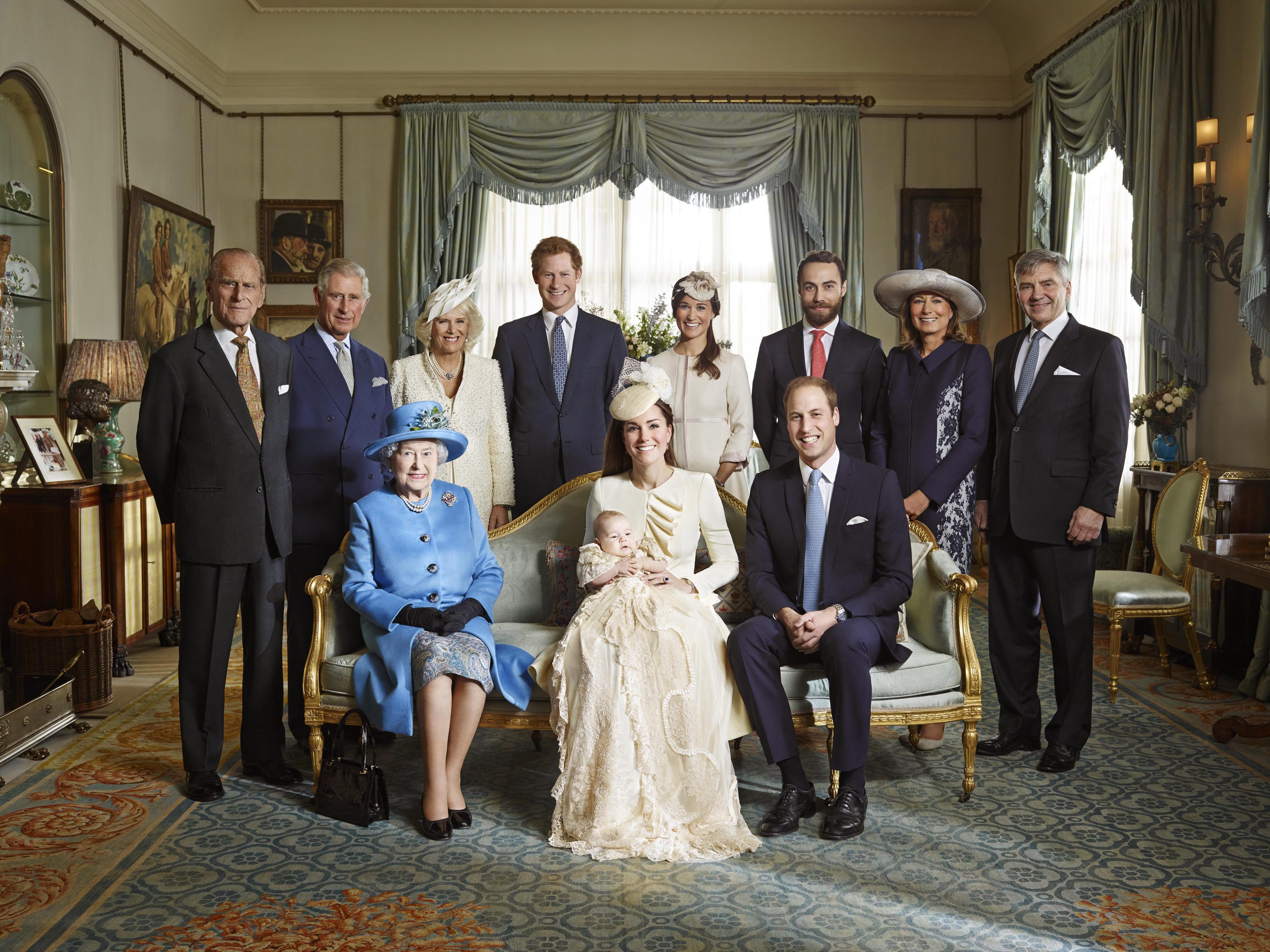 Кралският двор пусна семейни снимки от кръщенето