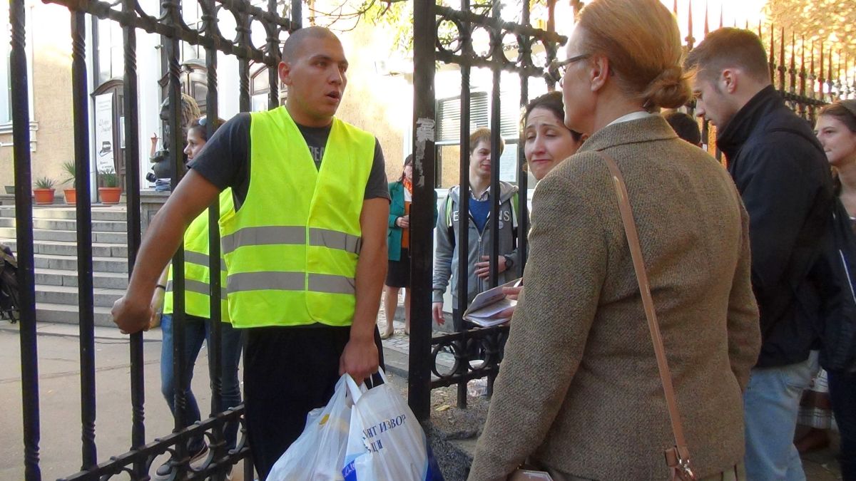 Студент взема провизии за студентите, окупирани в Ректората