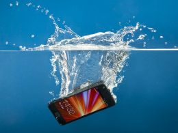 Изобретиха покритие, защитаващо телефоните от вода