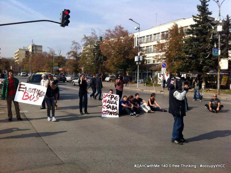 Студенти от УНСС окупираха кръстовището пред университета