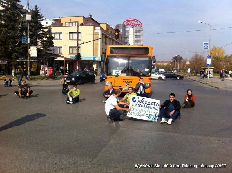 Студенти от УНСС окупираха кръстовището пред университета