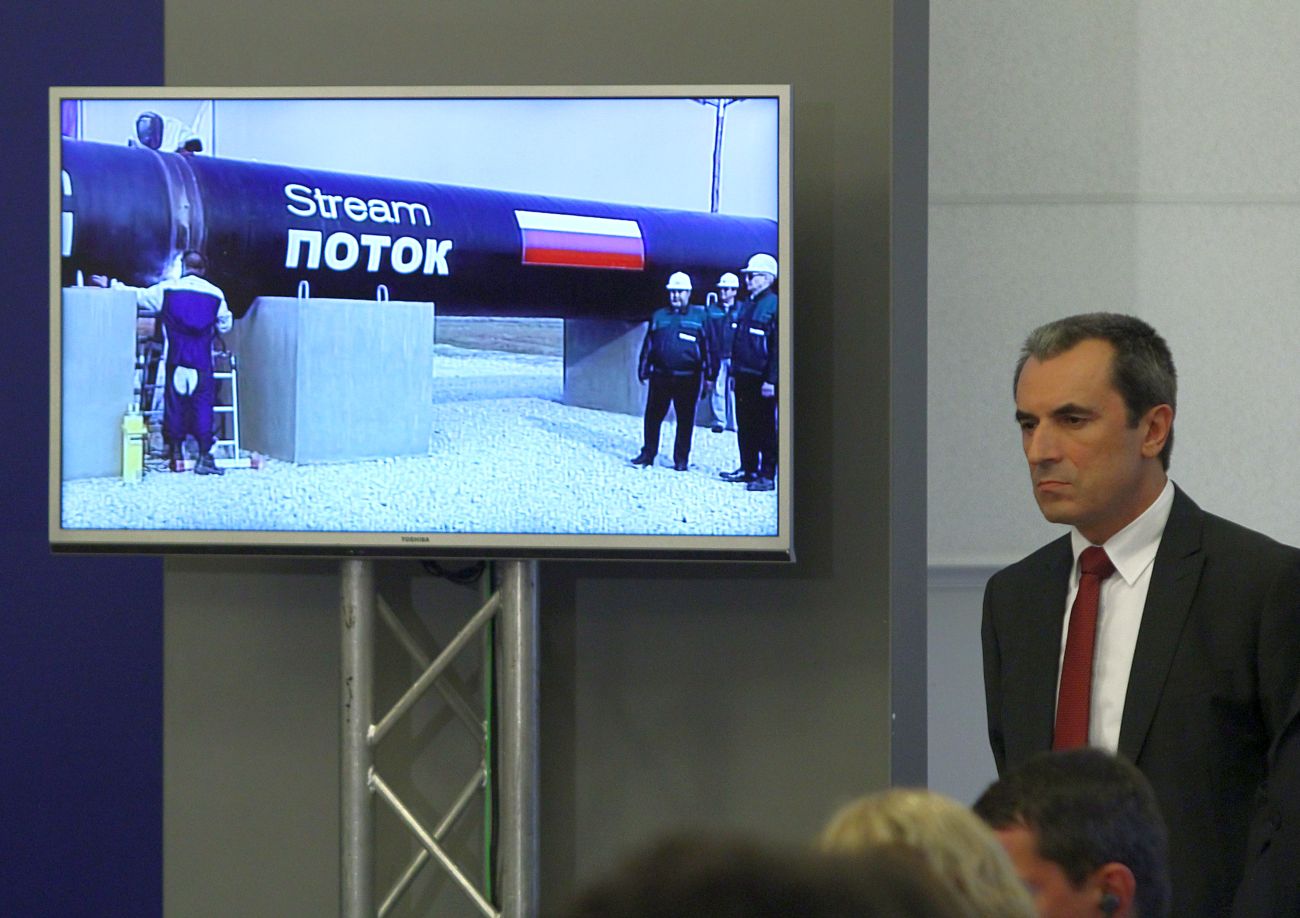 Премиерът Пламен Орешарски наблюдава на видео порвата заварка на газопровода ”Южен поток”