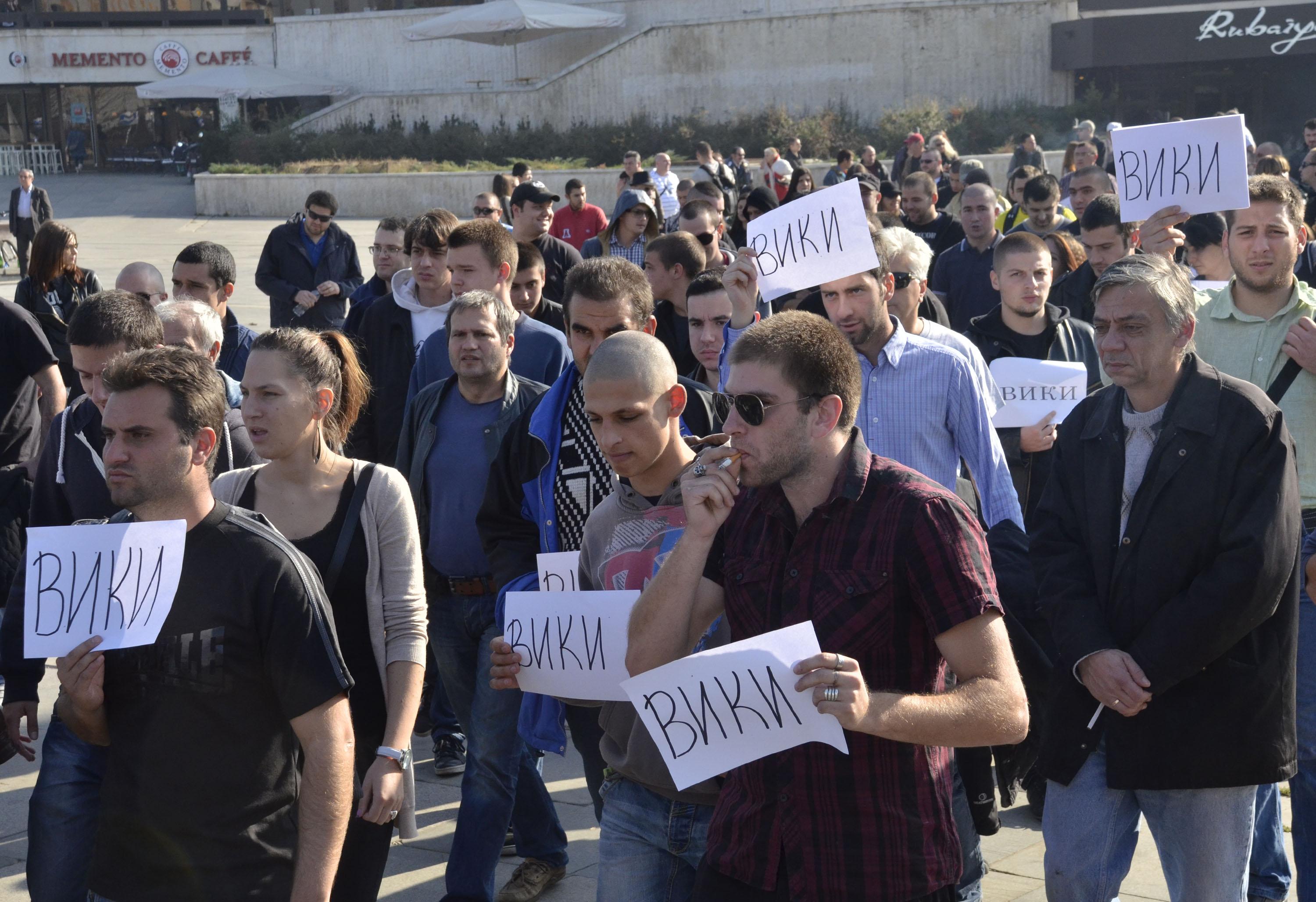 Националистите, тръгнали от НДК, до Министерски съвет, носеха плакати с надпис ”Вики”