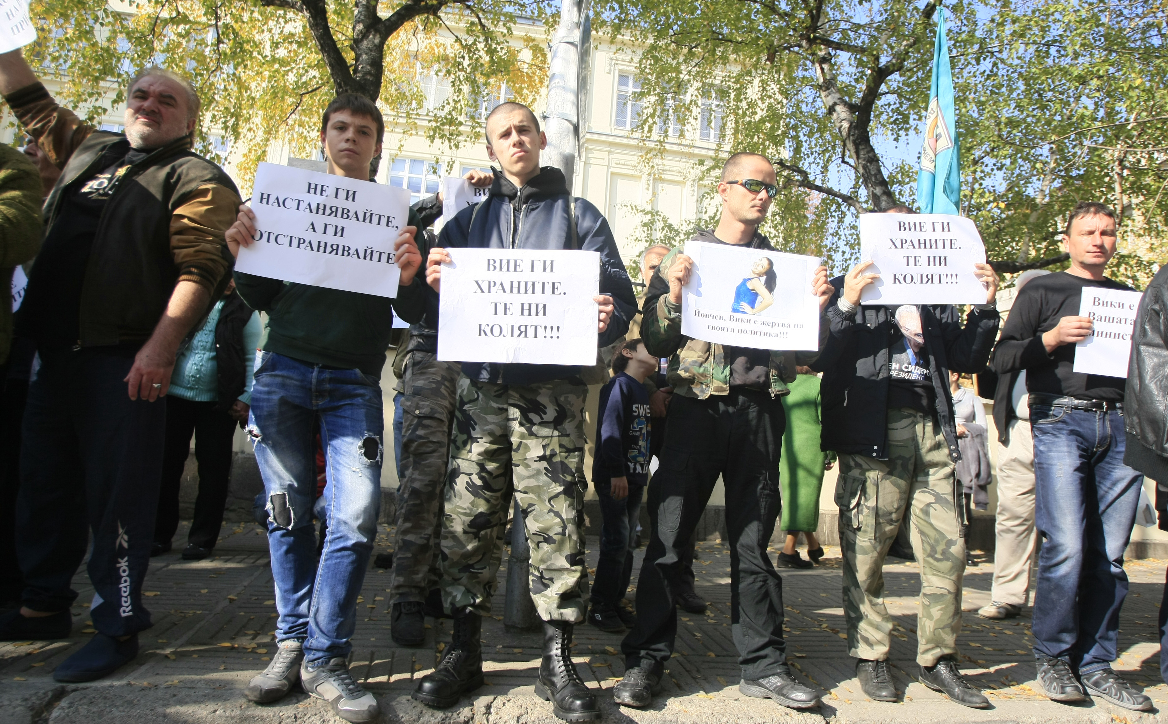 Атакисти протестираха срещу бежанците