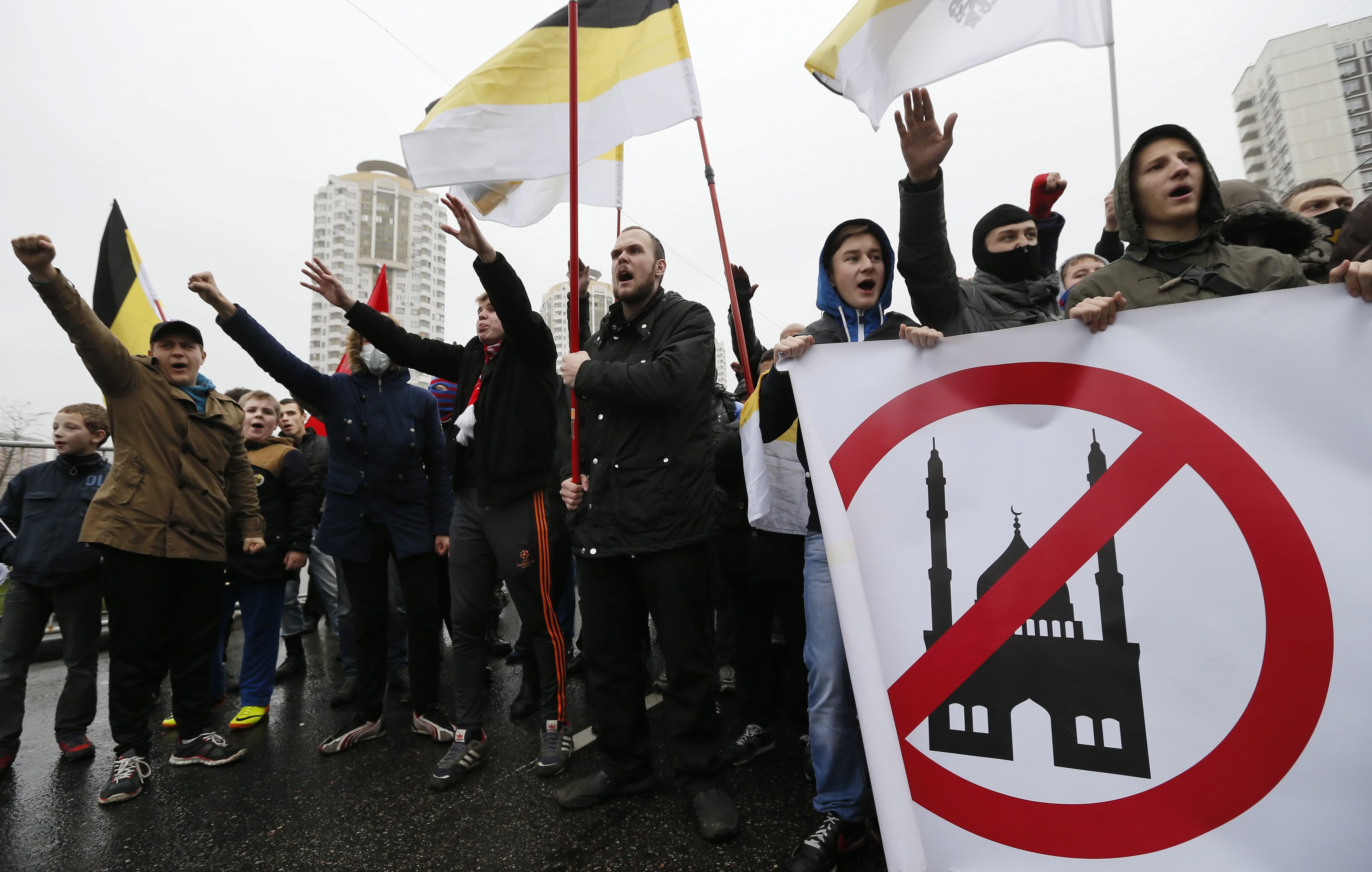 Националистите носеха черно-бяло-жълти знамена - с цветовете на Имперска Русия