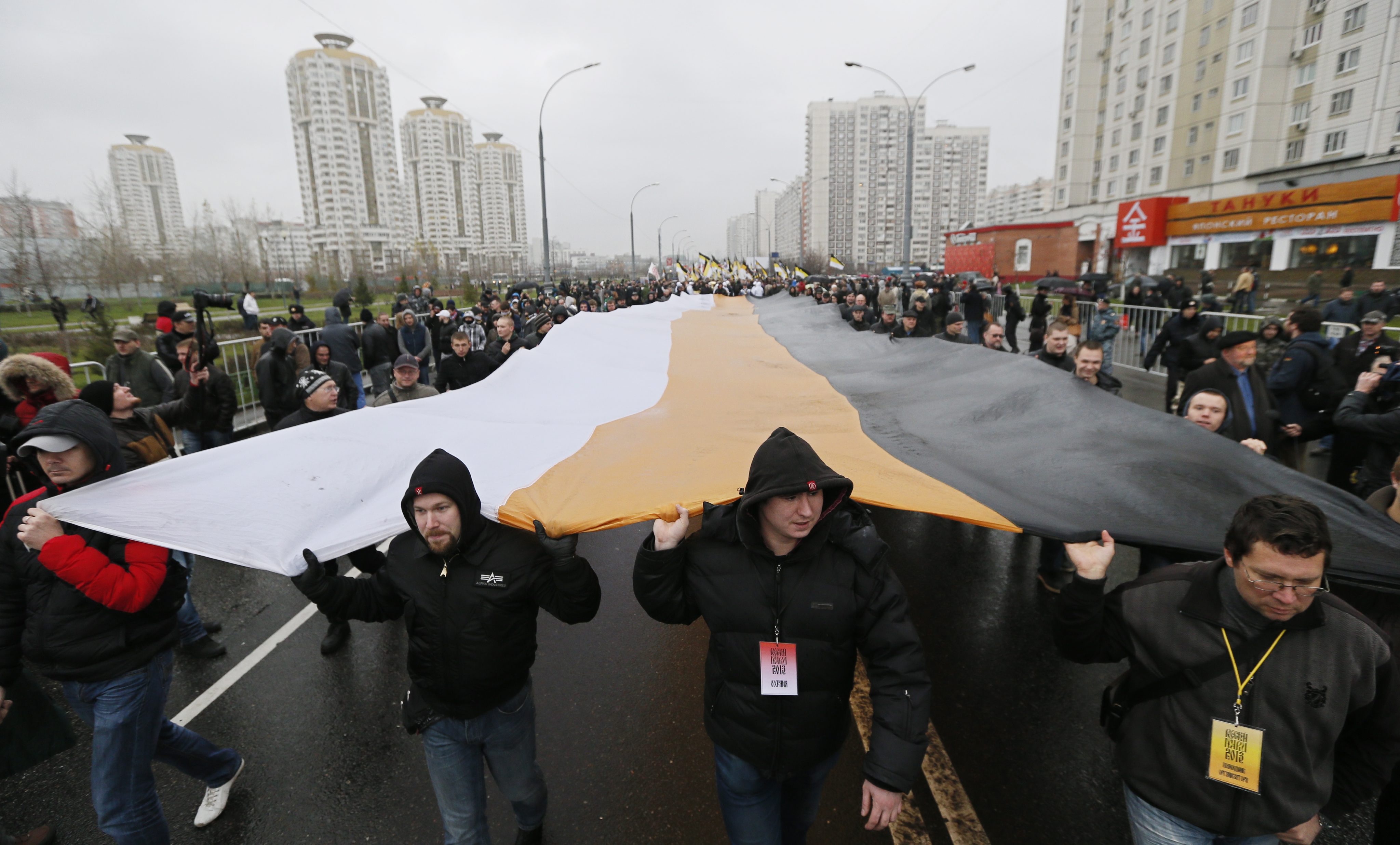 Протестиращите националисти носеха черно-бяло-жълти знамена - с цветовете на Имперска Русия