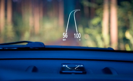 Приложението Hudway превръща предното стъкло в GPS екран