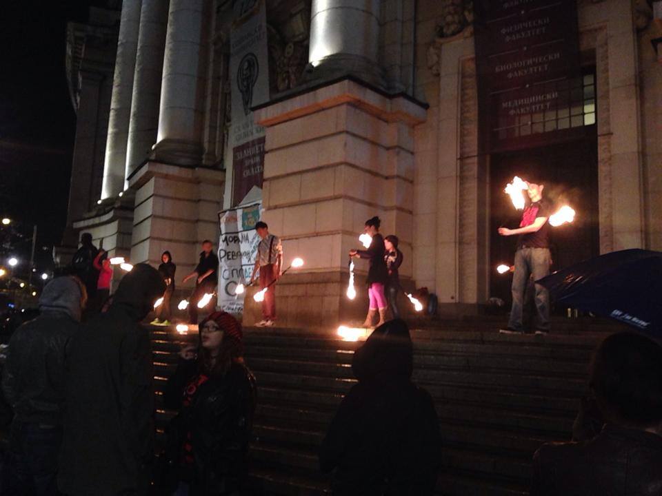 Огнено шоу пред университета в подкрепа на студентите