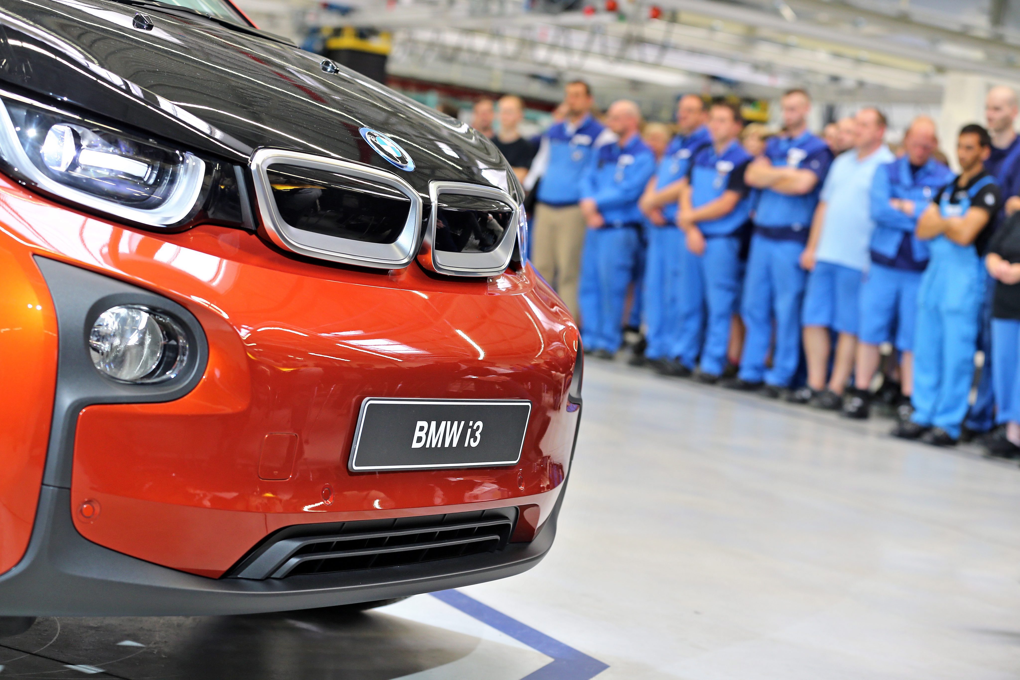 BMW отчита силно търсене на първия си електромобил