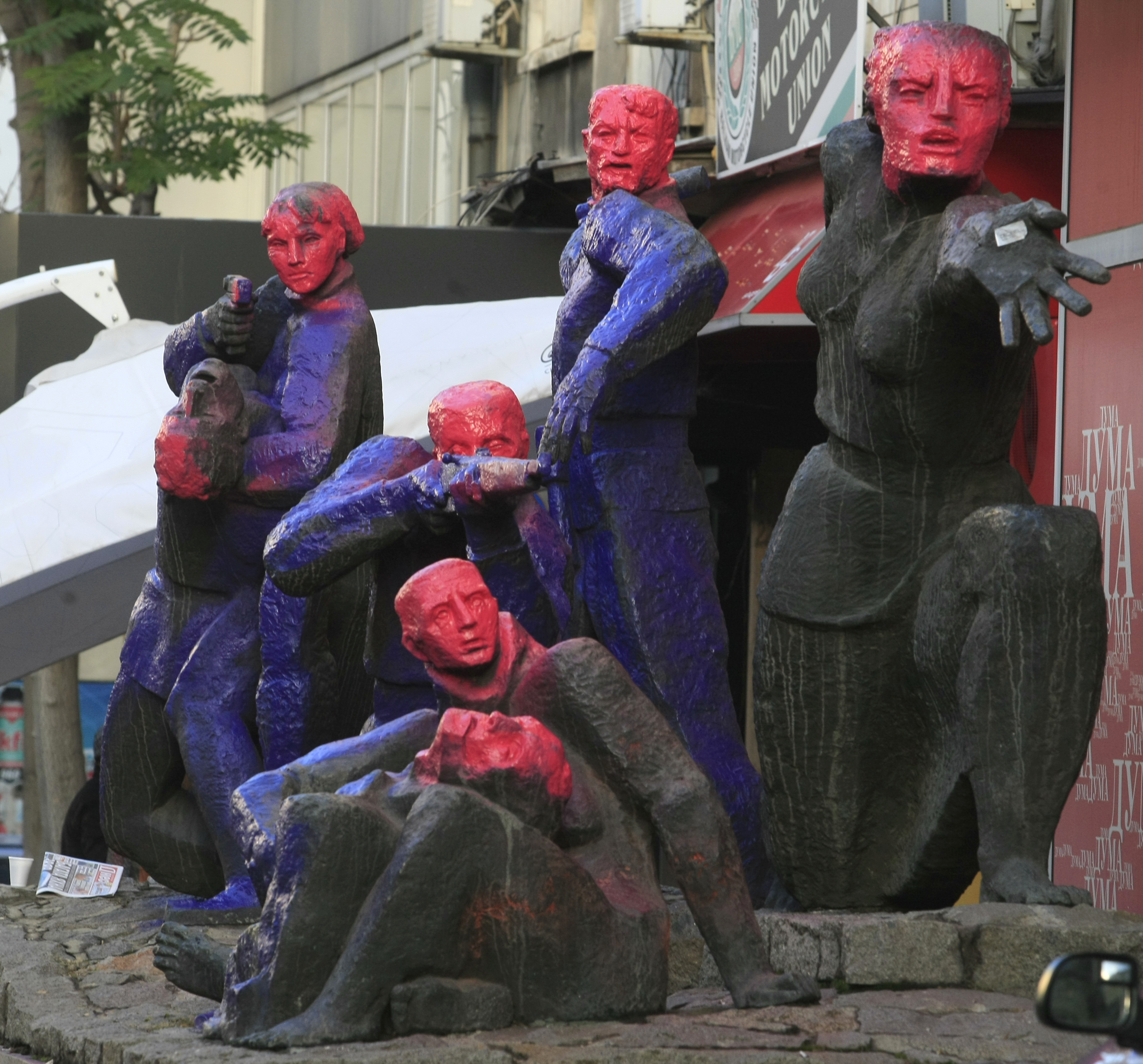 Фигурите от паметника пред централата на БСП са с розови глави