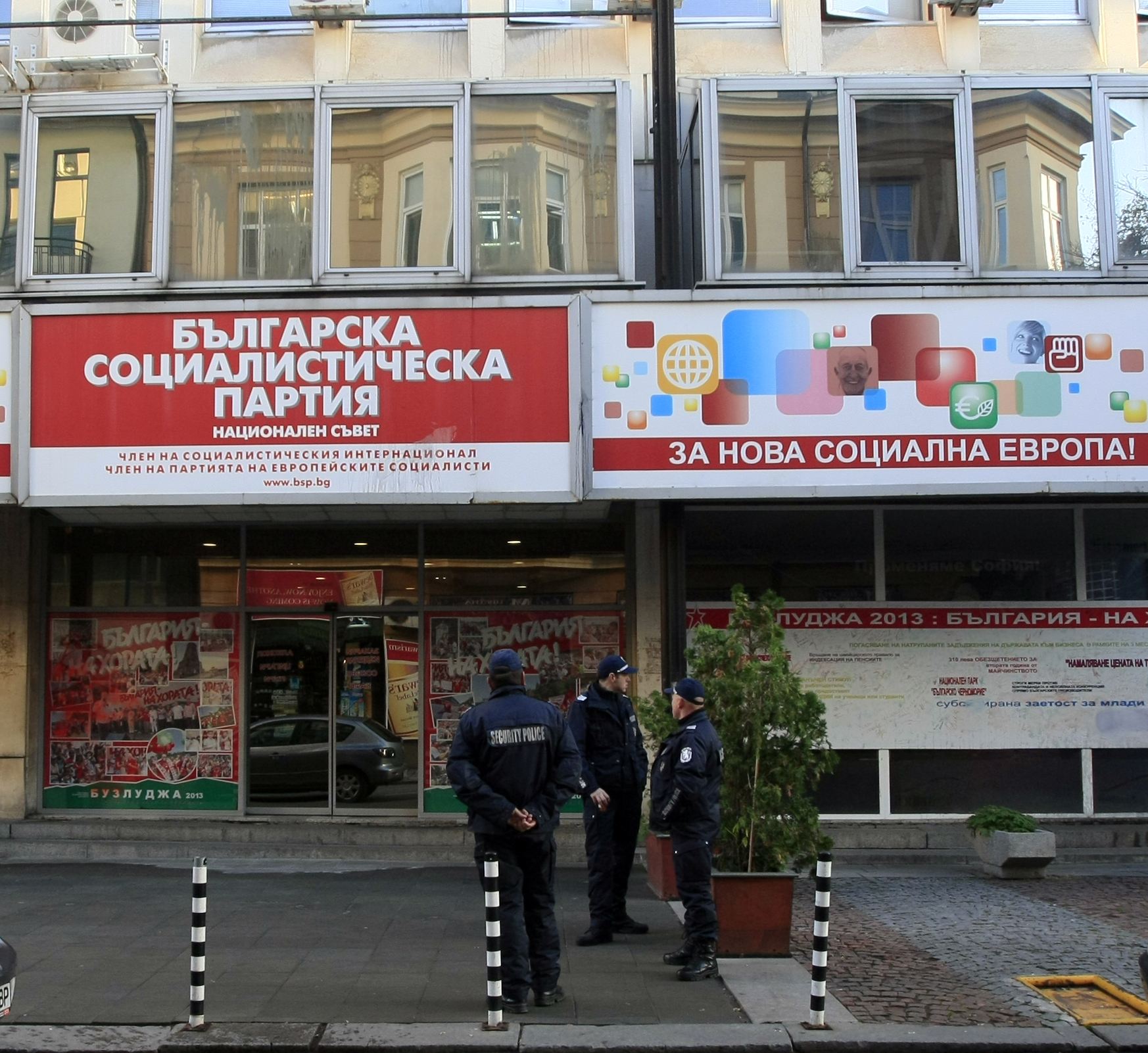 Полицаи пред централата на БСП