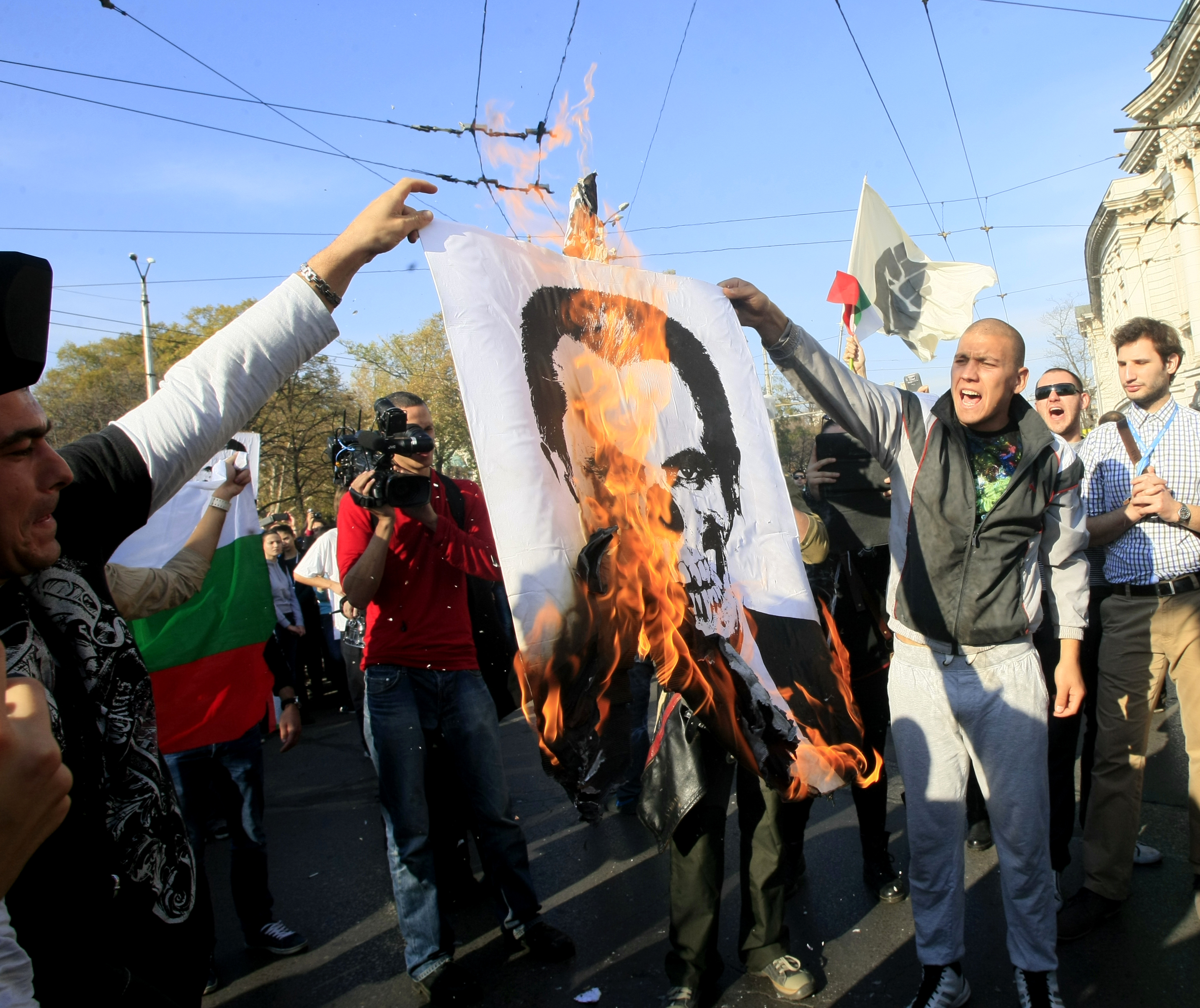 Протестиращи гориха плакати с лика на премиера Орешарски