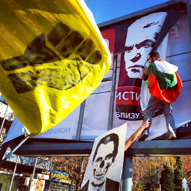 ”Атака” иска оставки в полицията заради изгорен билборд на Сидеров