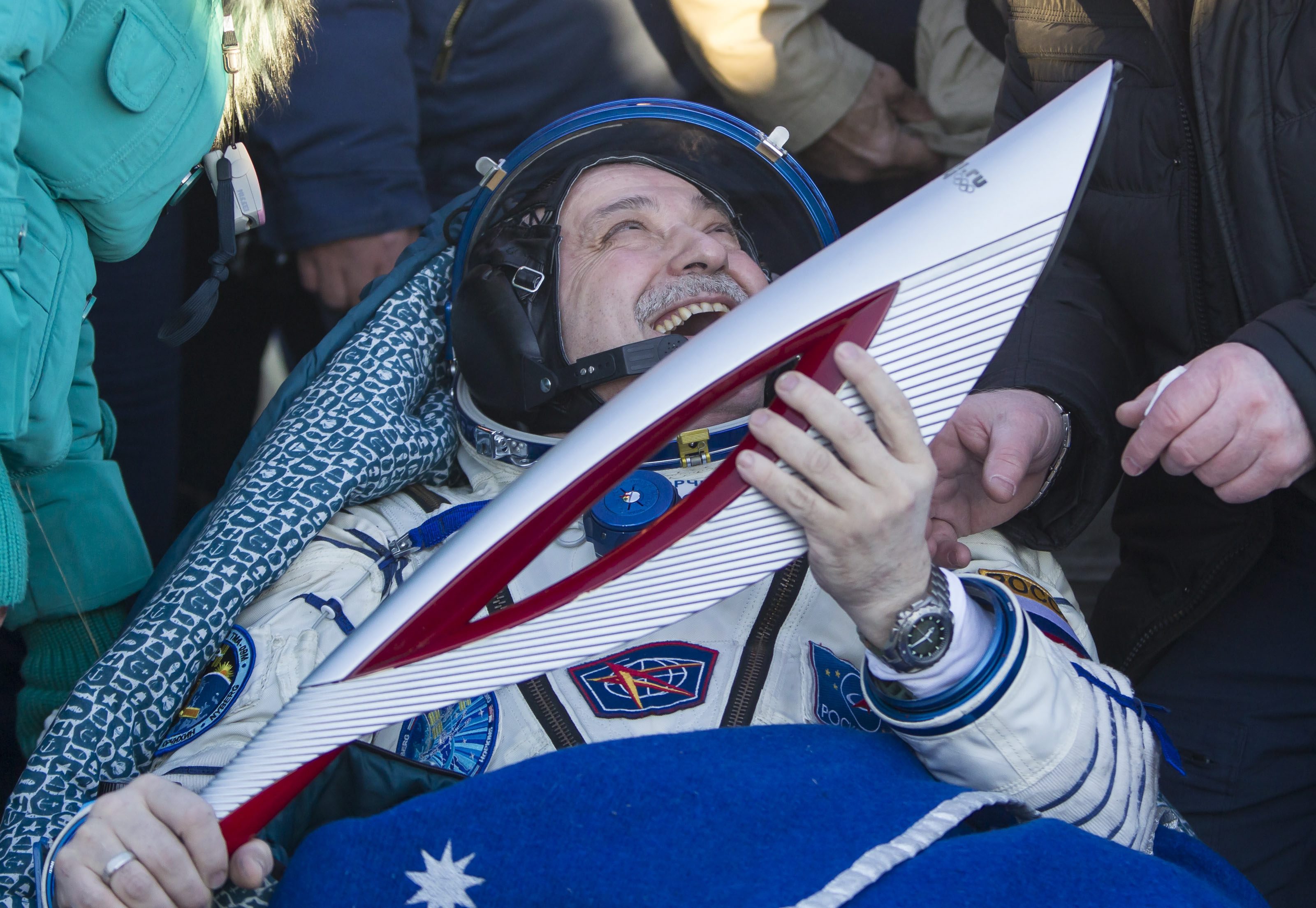 Руският космонавт Фьодор Юрчихин с олимпийският факел