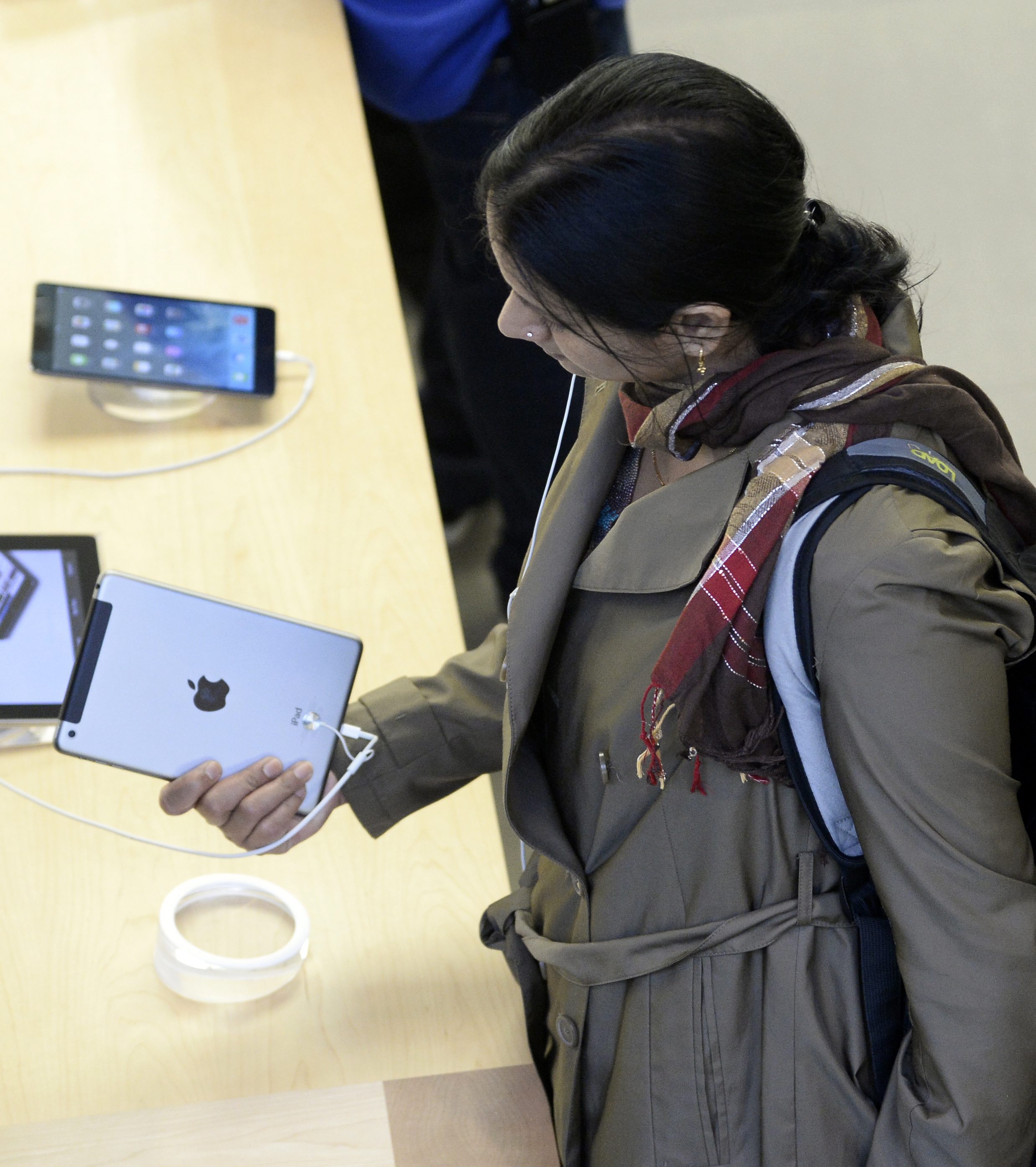 Apple ще прави устройства с ”течен метал”