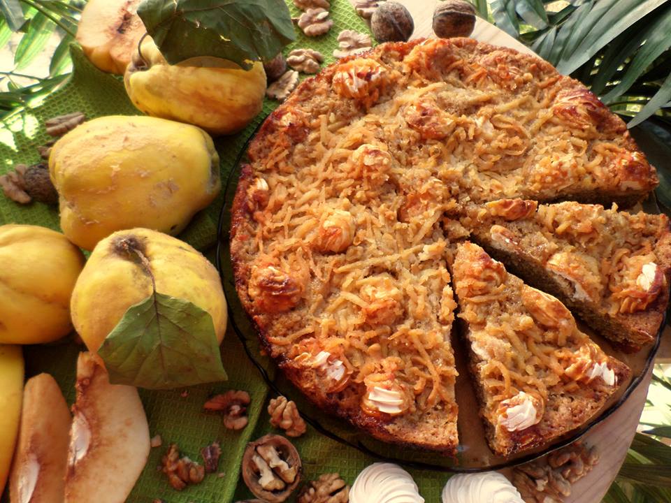 Сладкиш с дюли, орехи и целувки