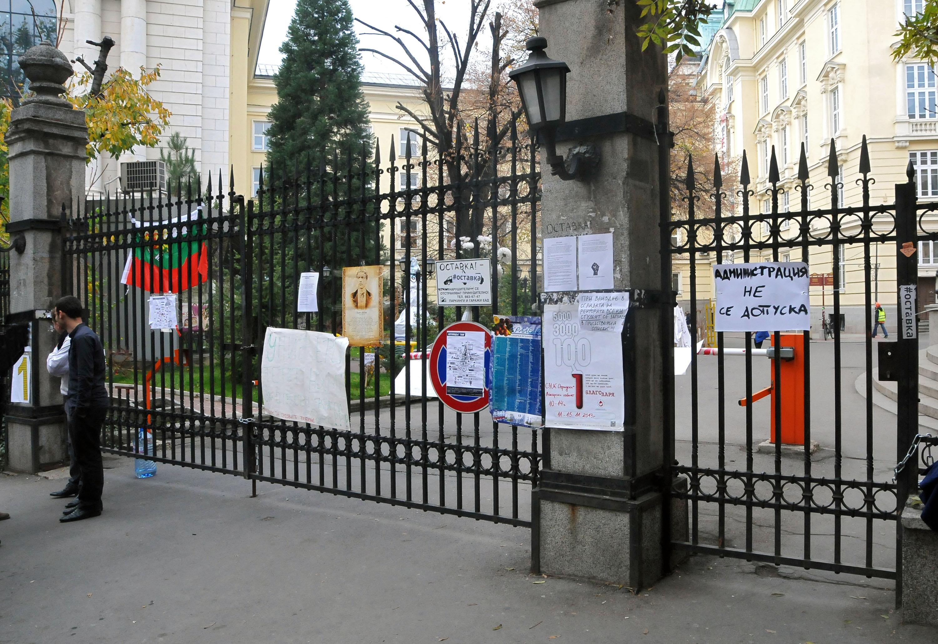 В края на октомври Ранобудните студенти поискаха оставката на кабинета с пълна окупация на Ректората на СУ