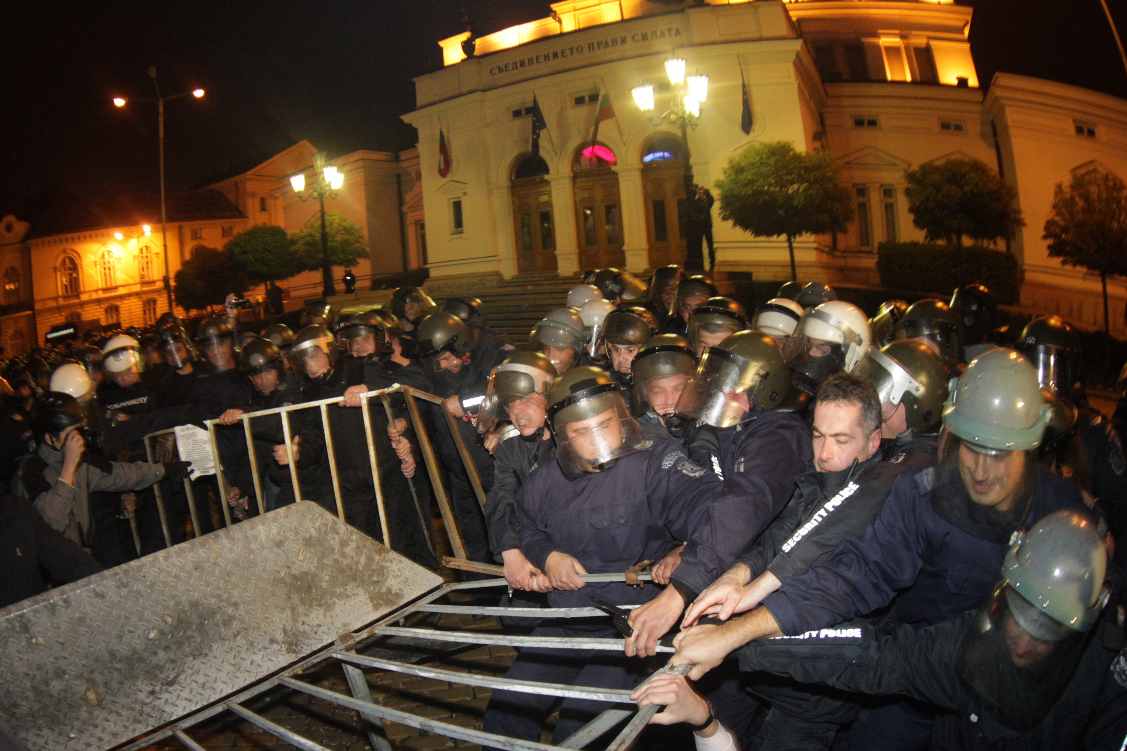 Напрежение пред парламента, протестиращи издърпаха загражденията
