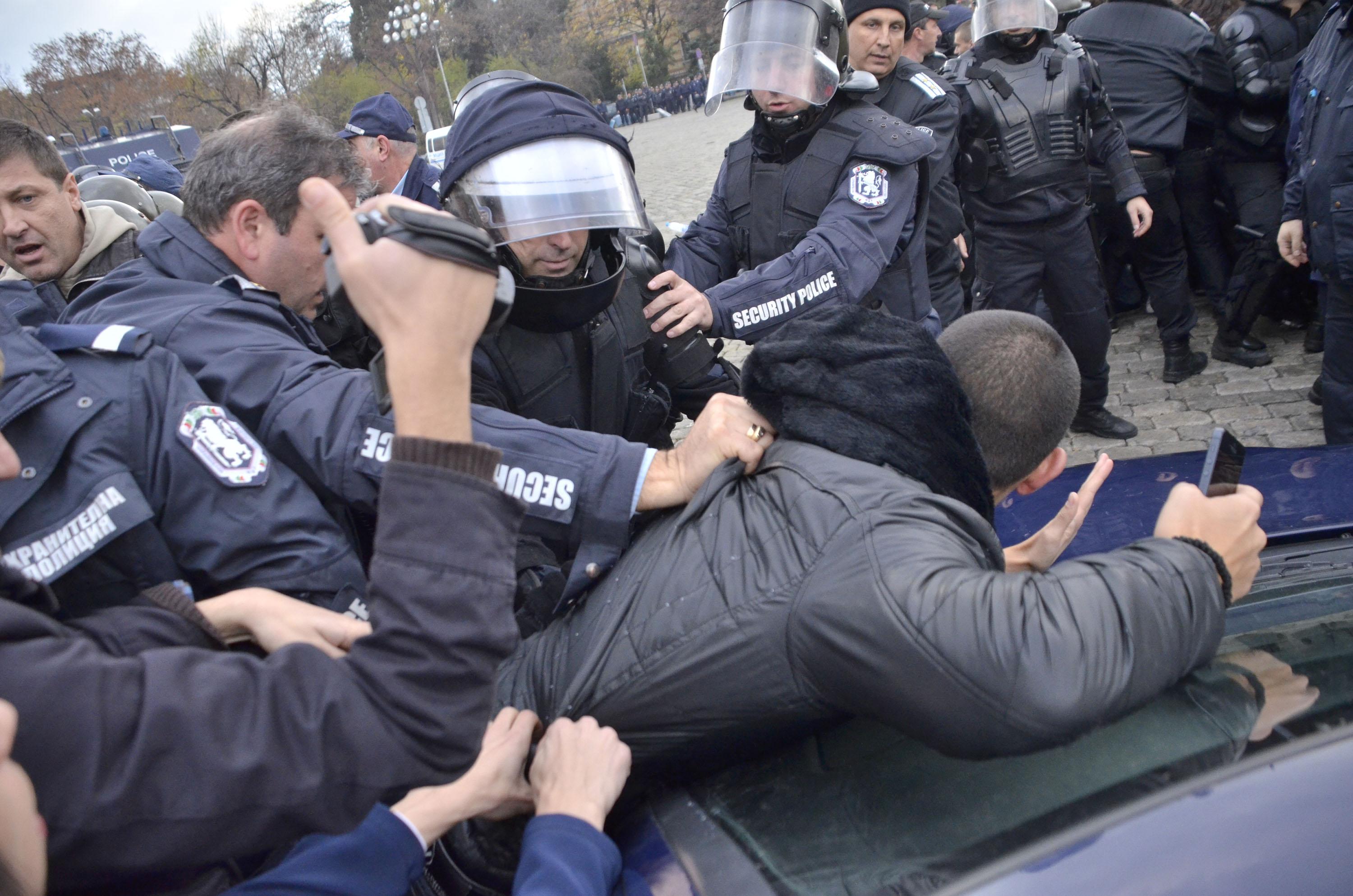 Полицията осигури кордон за депутатите, за да напуснат парламента