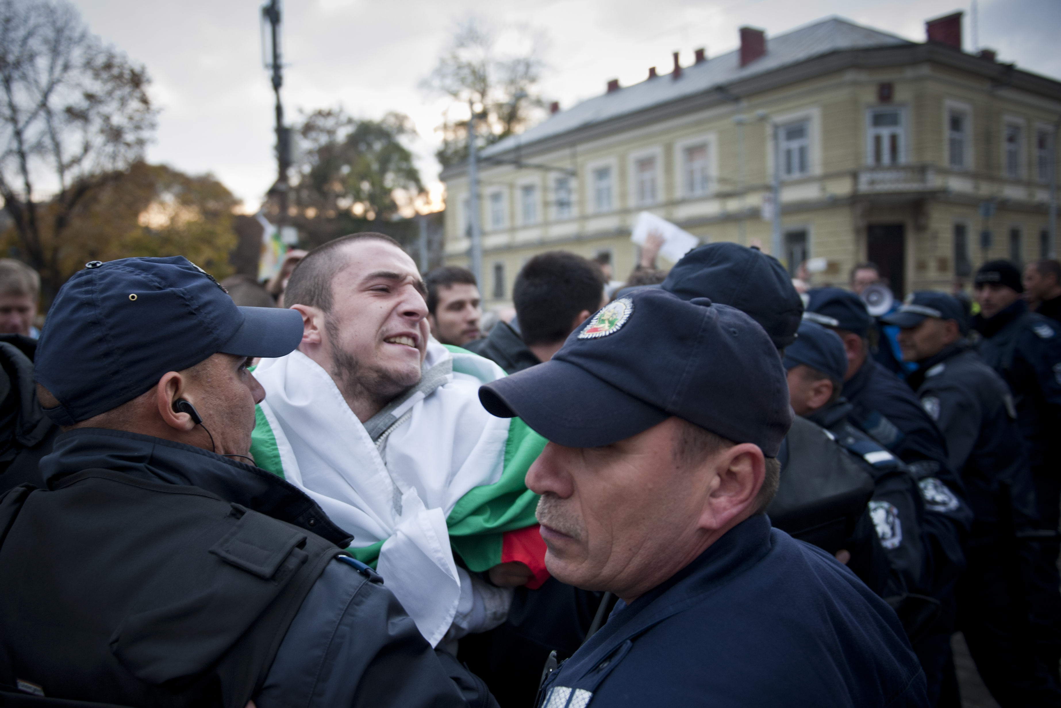 Младежите опитаха да разцепят кордона пред парламента, полицията ги спря