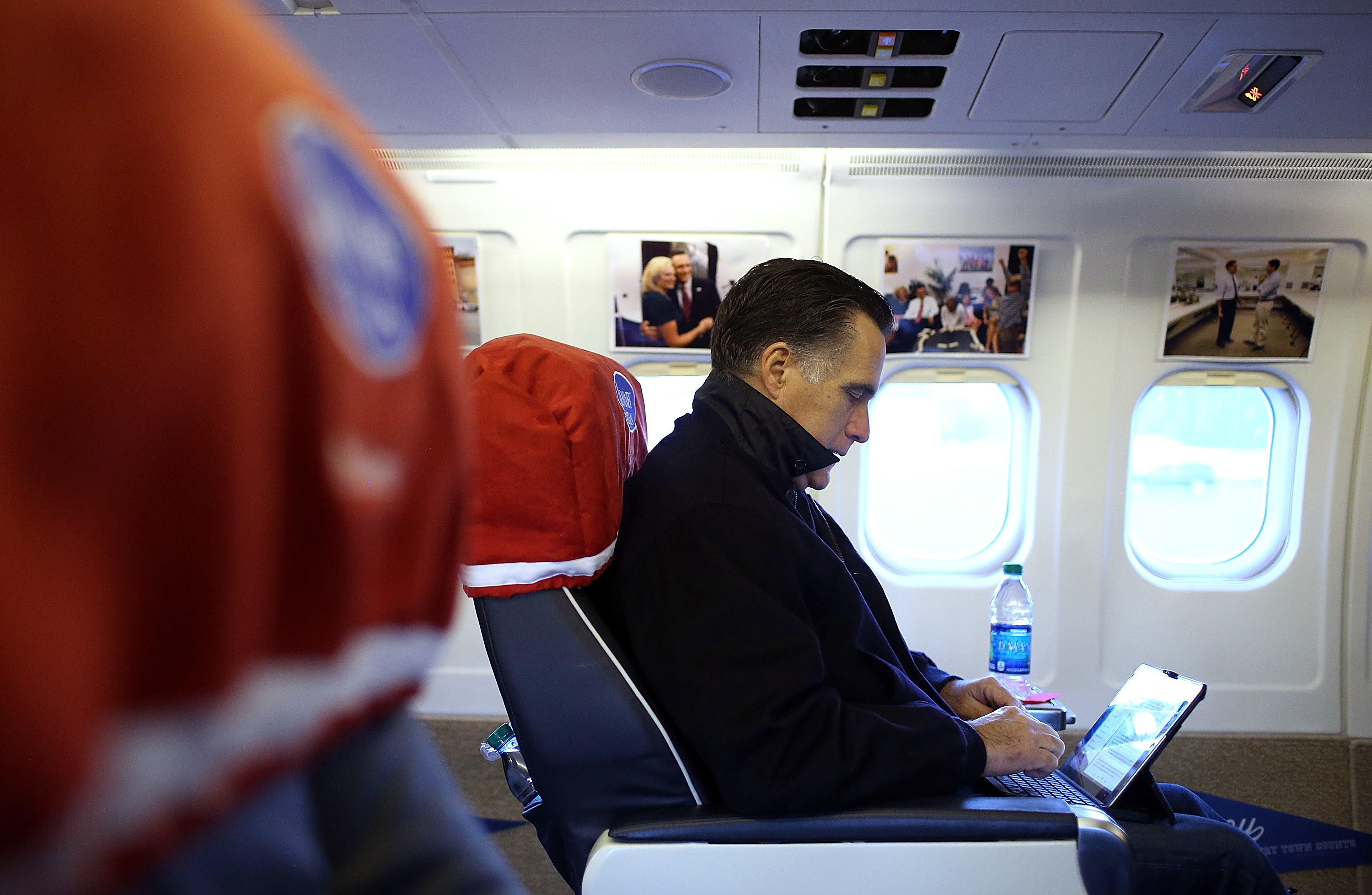 В някои полети за САЩ забраняват на пътниците да носят по-големи електронни устройства