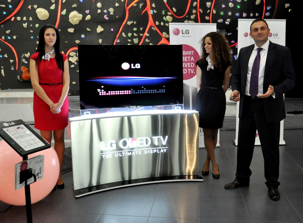 Управляващият директор на LG Electronics България Иван Иванов представя телевизора с извит екран