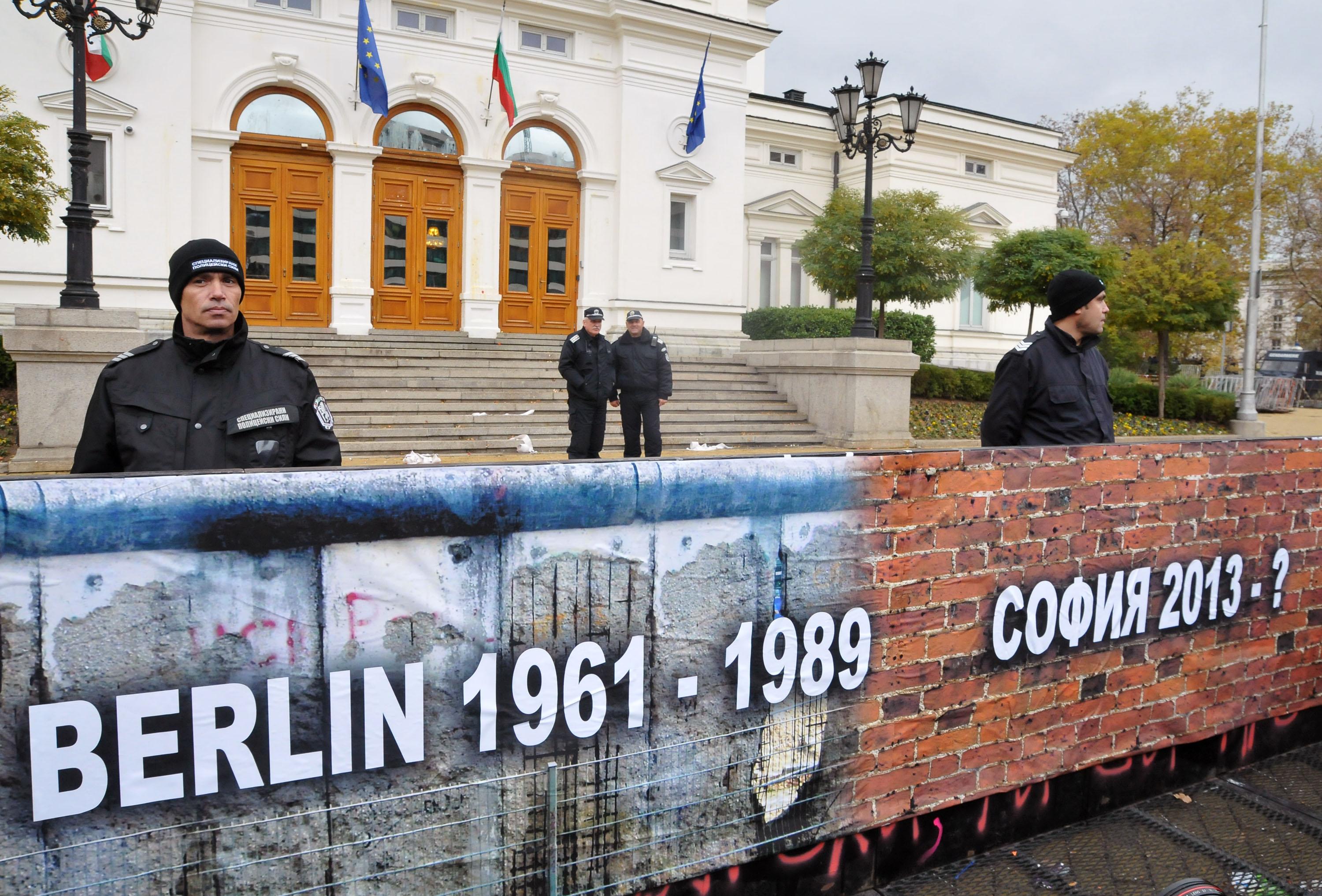 Ранобудните студенти „построиха“ Берлинска стена пред Парламента