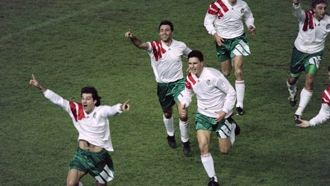 Емил Костадинов ликува след гола срещу Франция през 1993 г.