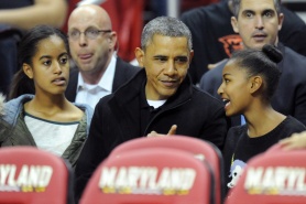 Обама заведе семейството на колежански баскетбол