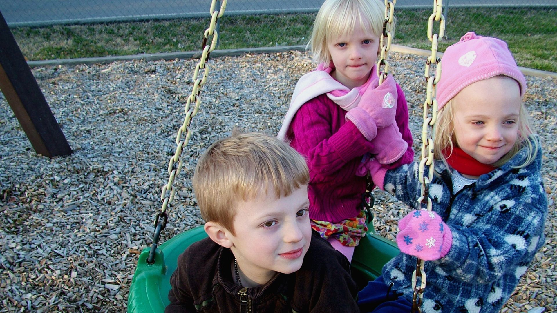 Две трети от българите не биха станали приемни родители дори