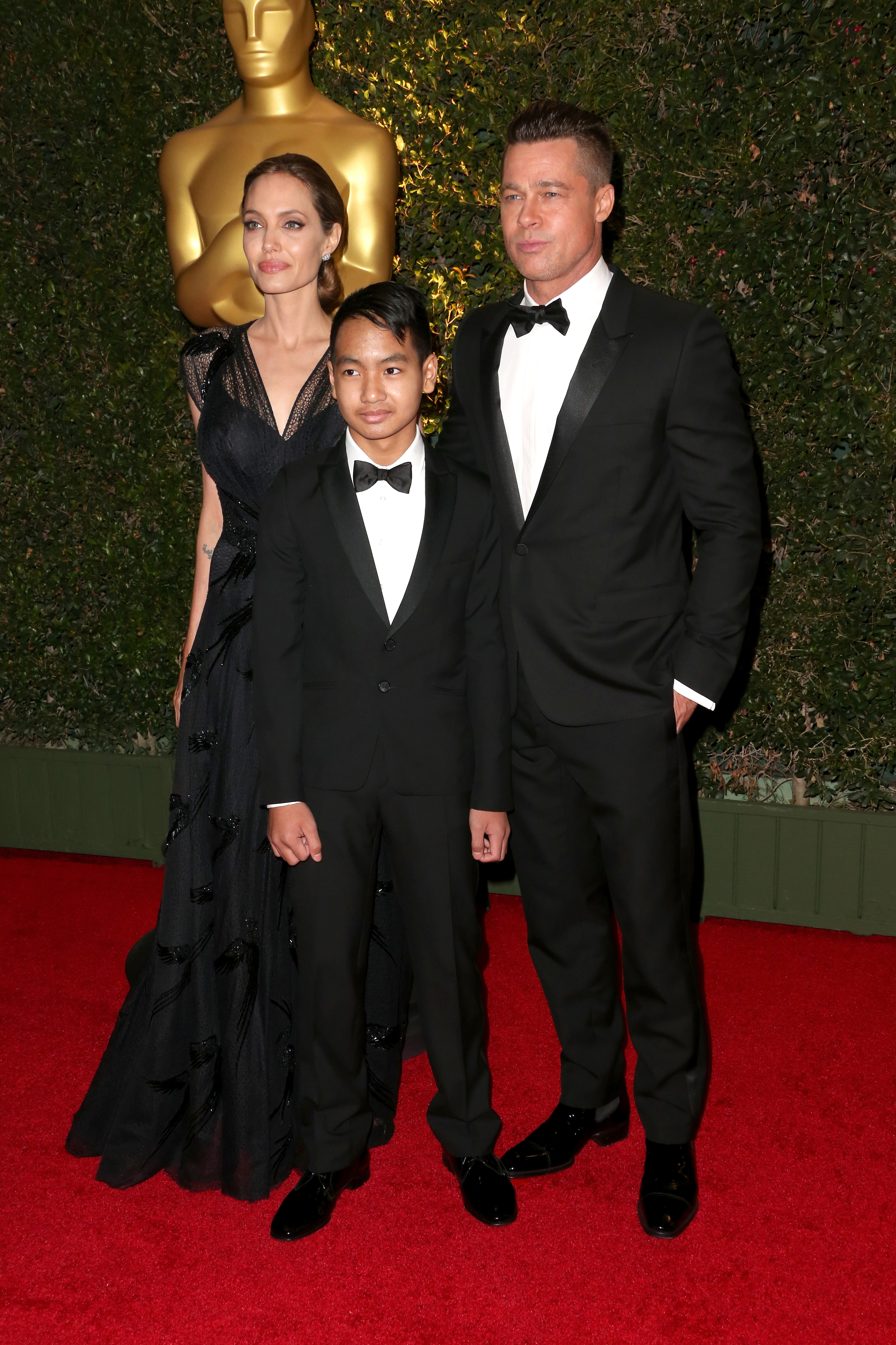 Анджелина Джоли и Брад Пит със сина си Мадокс