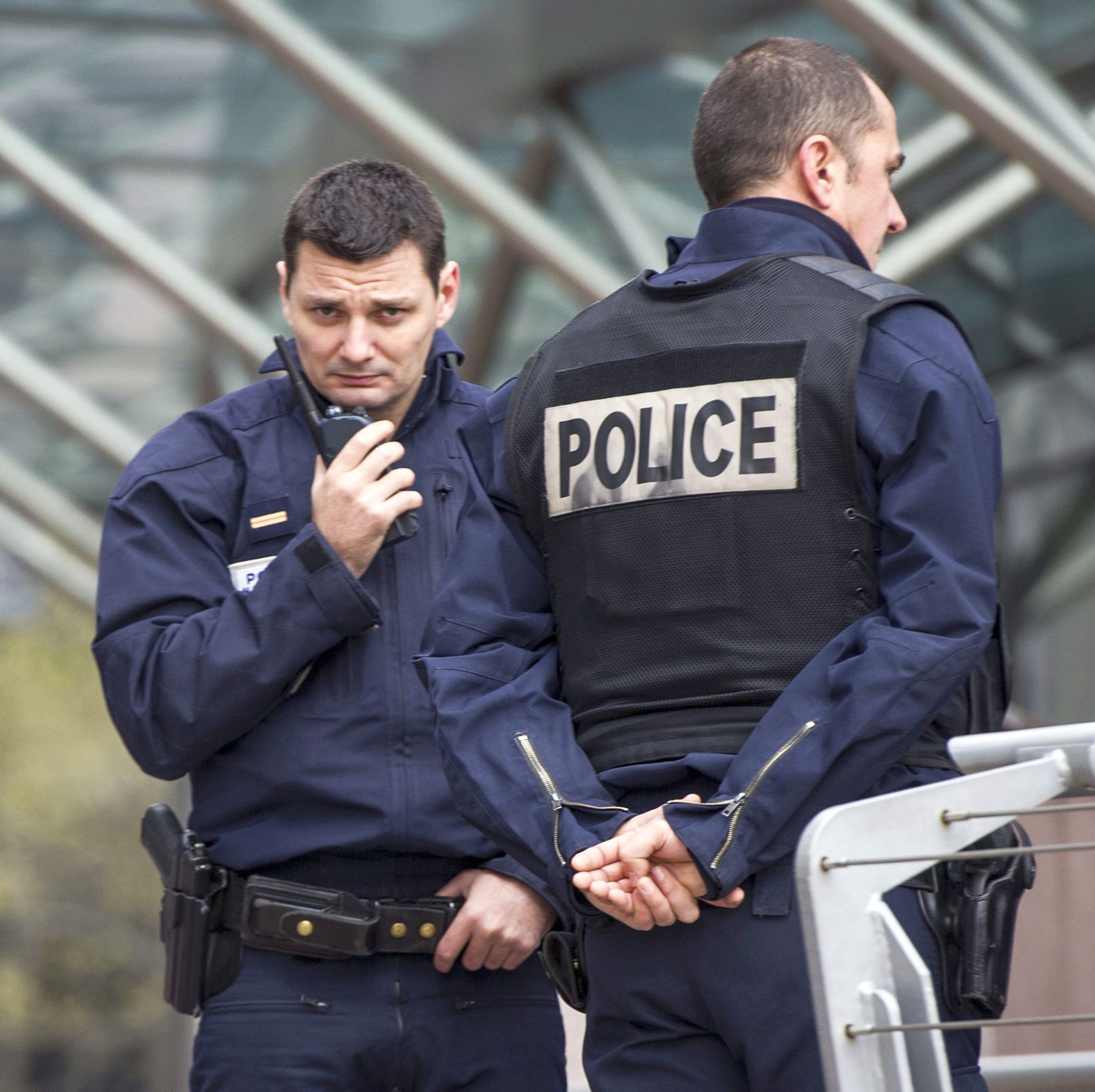 В Париж се стреля, полицията е на крак